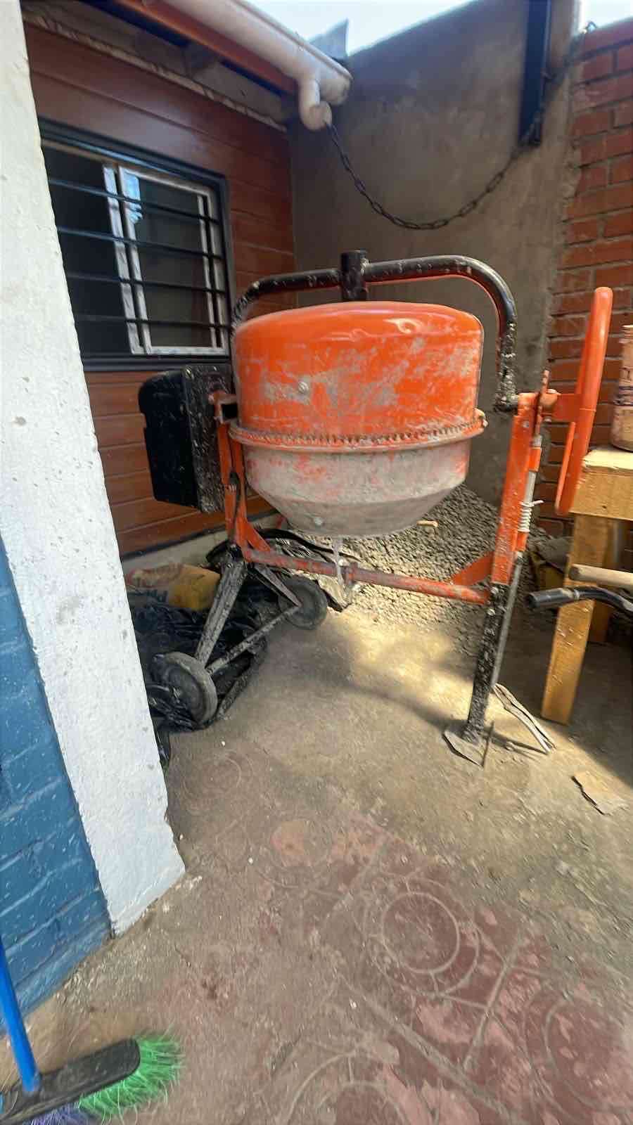 Hormigonera industrial naranja