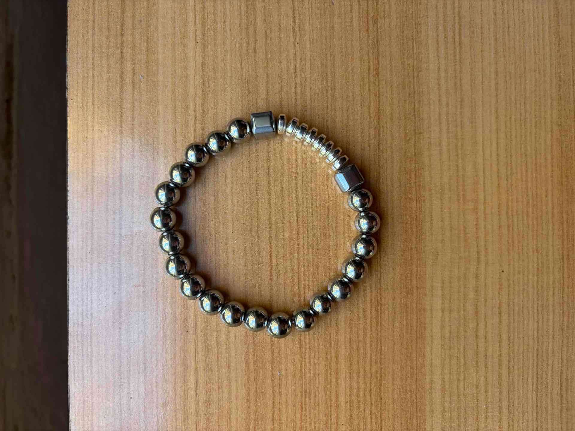 Pulsera de cuentas metálicas