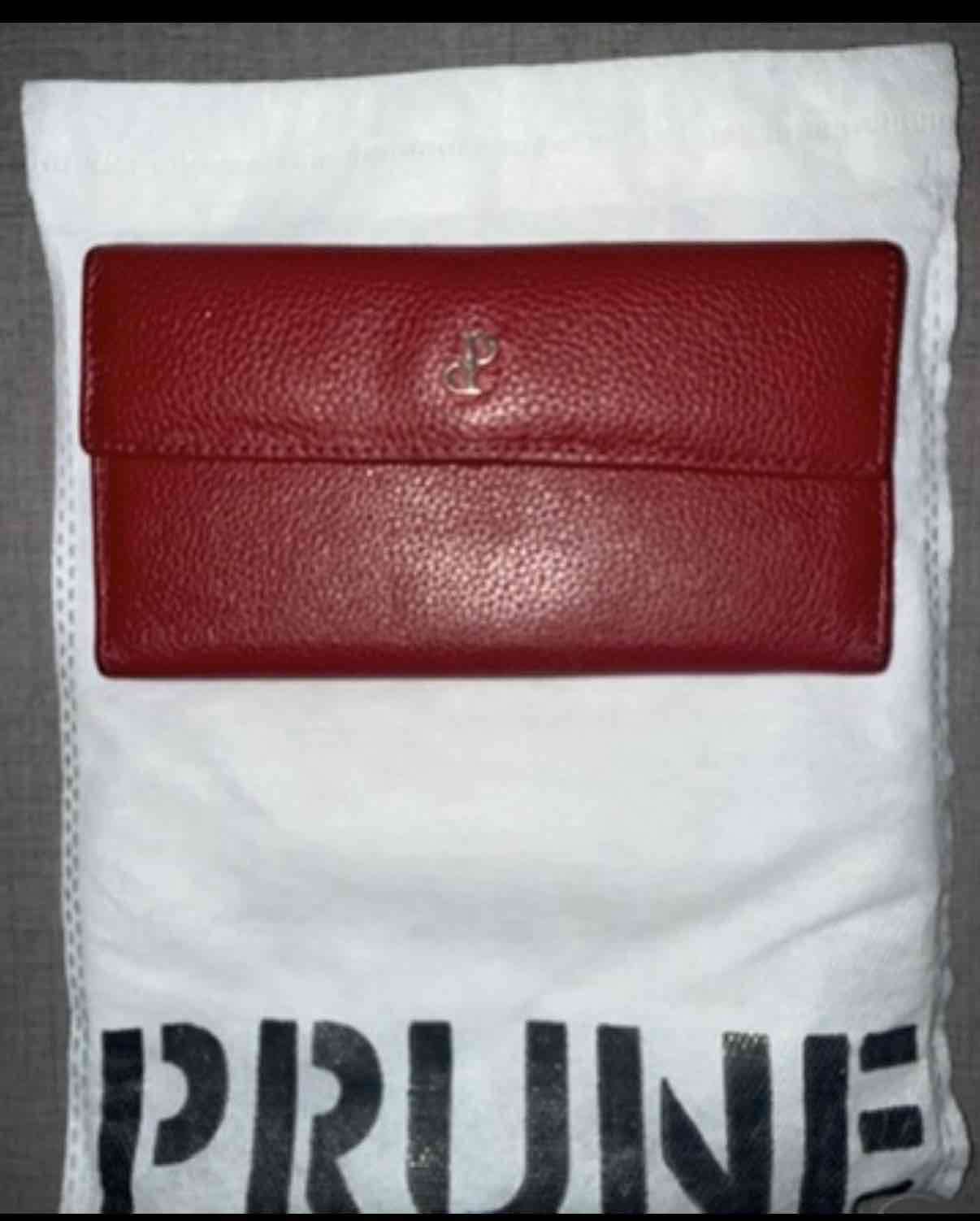 Cartera roja Prüne de cuero