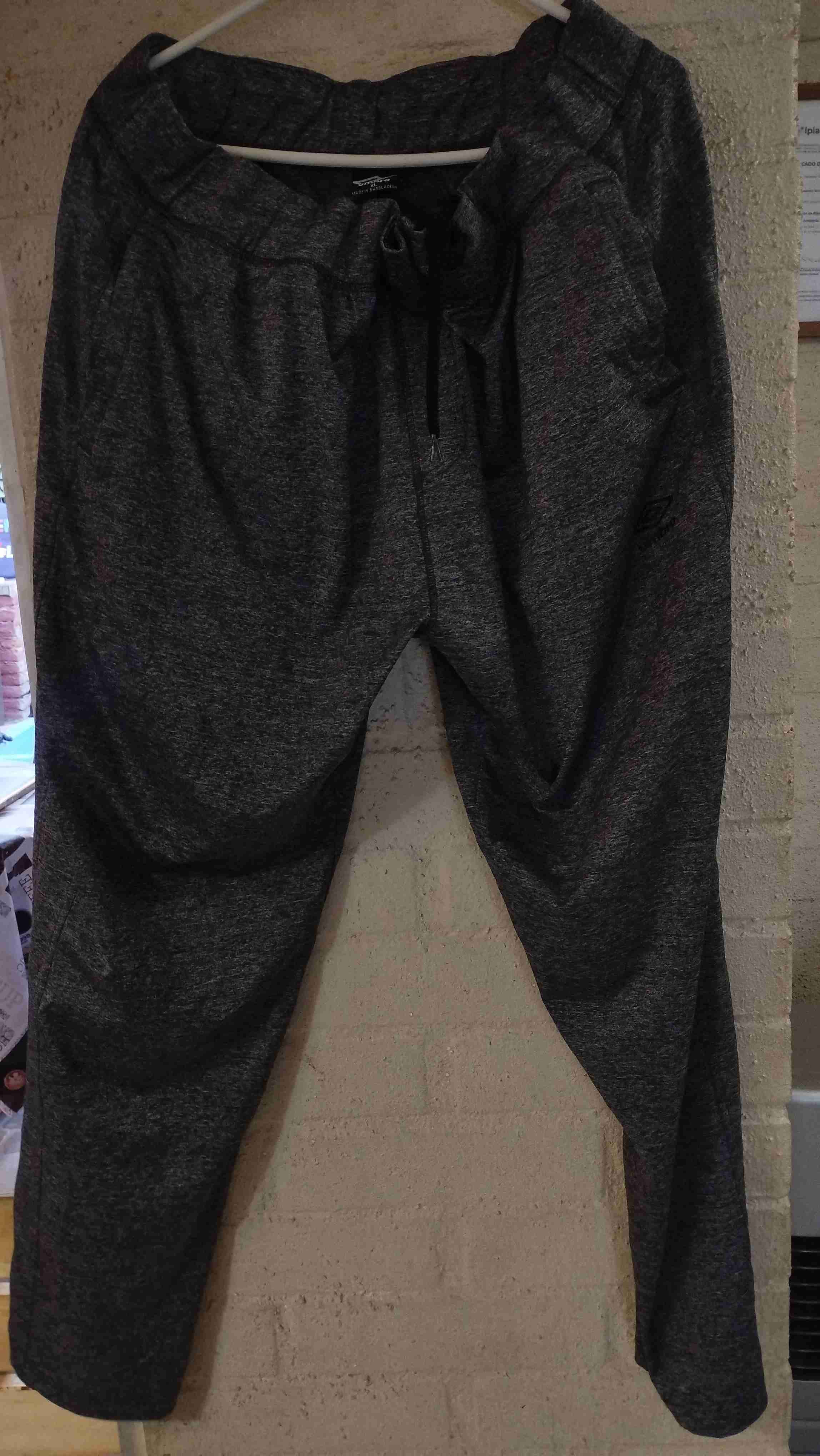 Pantalones deportivos grises