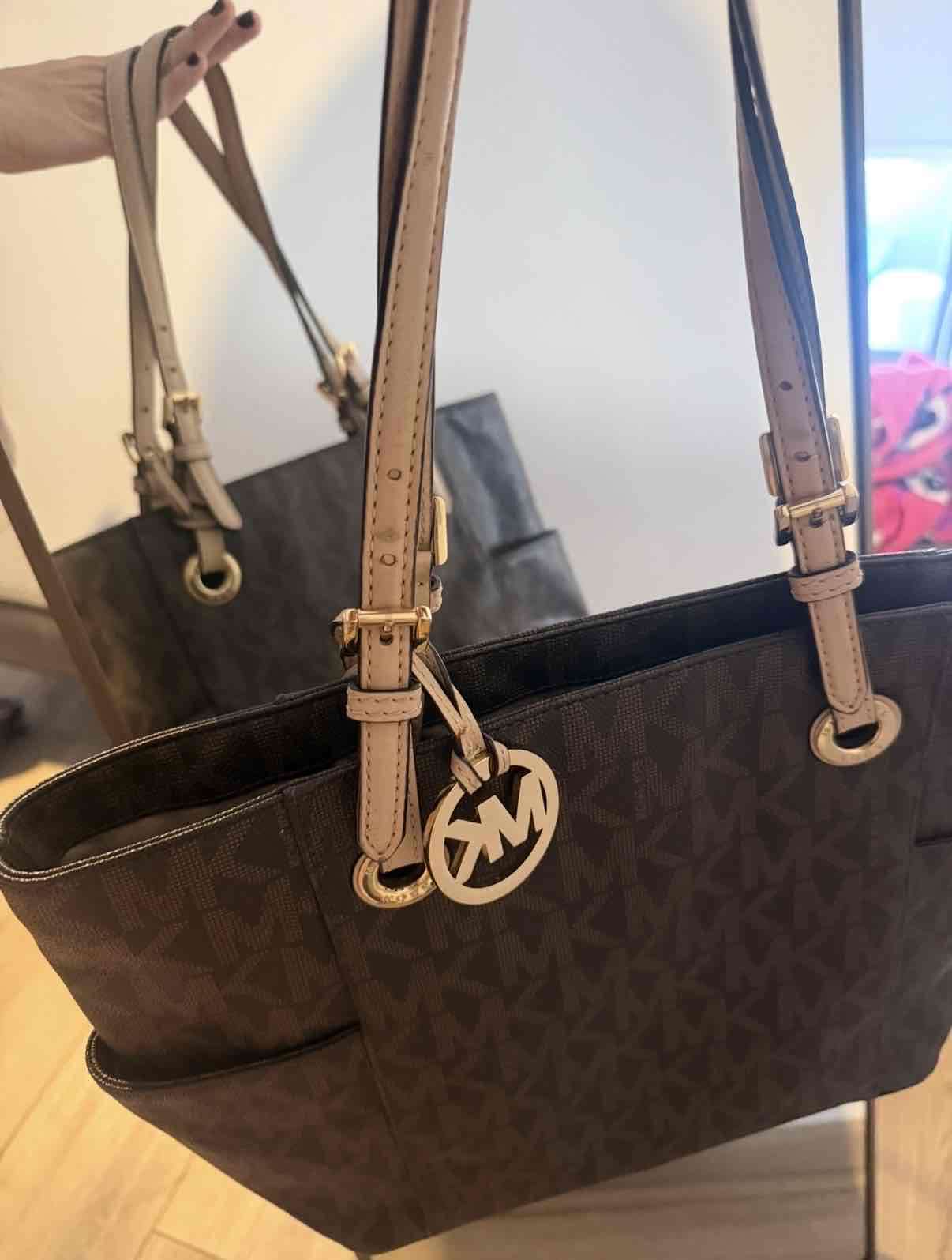 Cartera marrón con logo metálico original