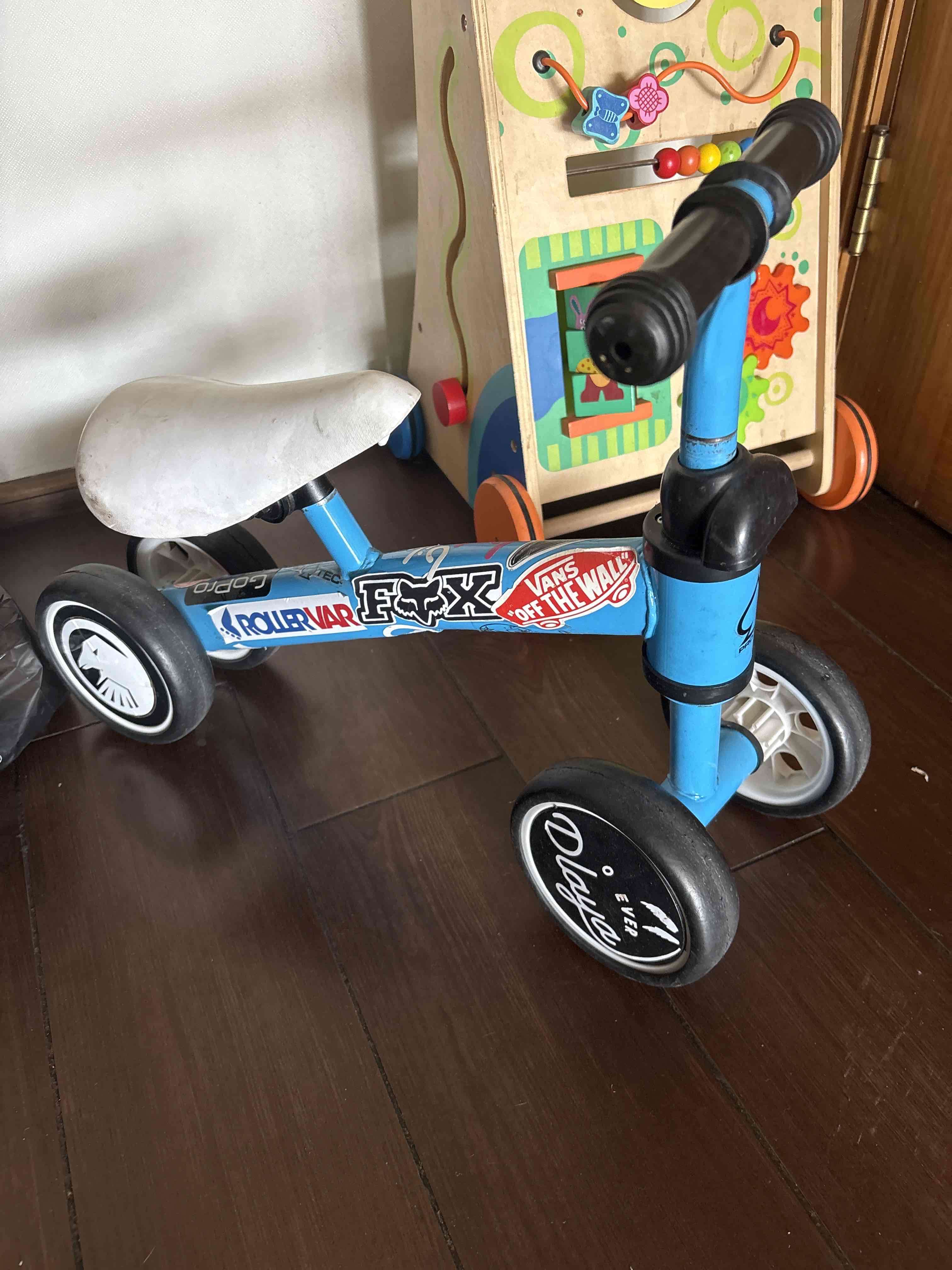 Bicicleta de equilibrio azul para niños