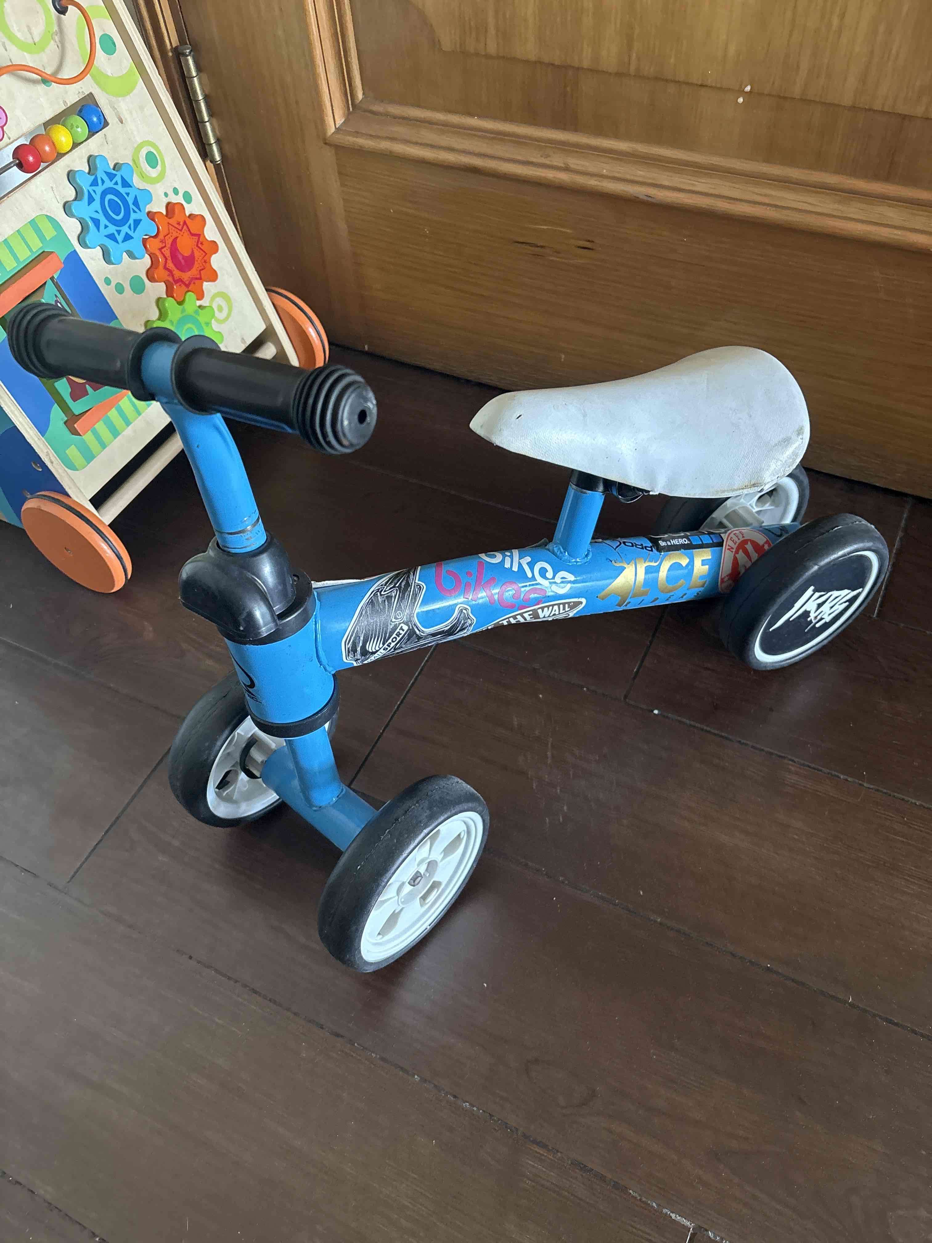 Bicicleta de equilibrio azul para niños - miniatura 2