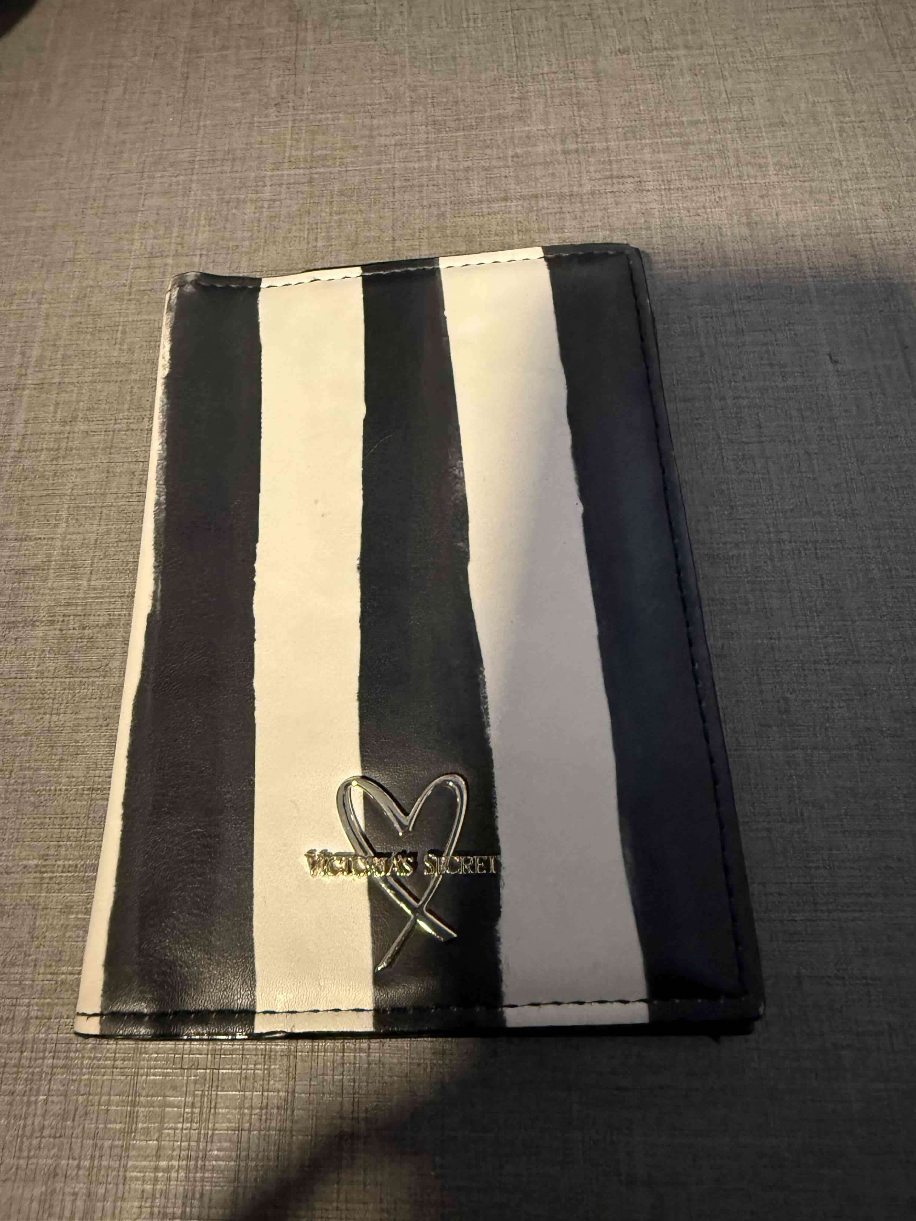 Porta pasaporte victoria secret