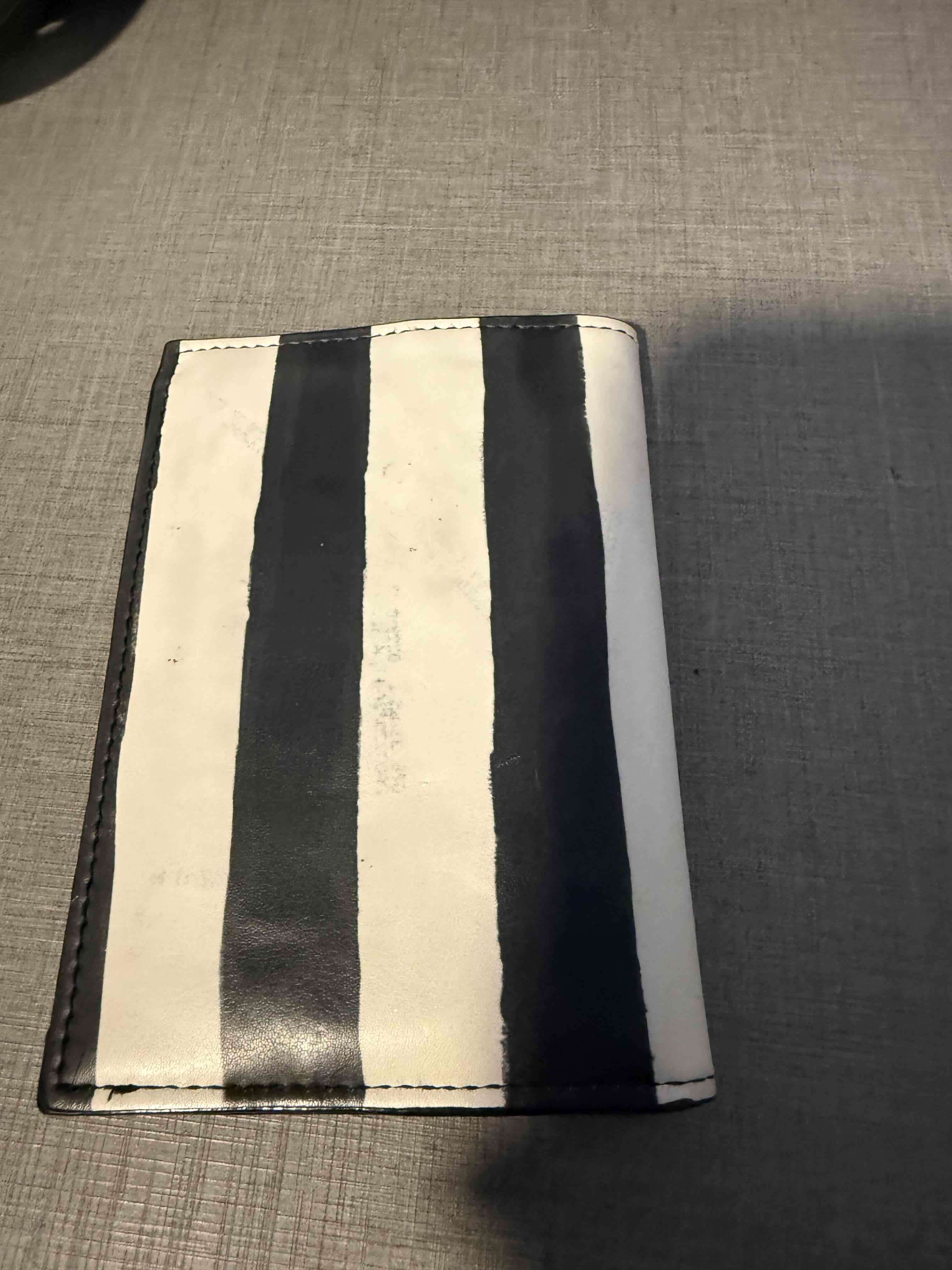 Porta pasaporte victoria secret - miniatura 2