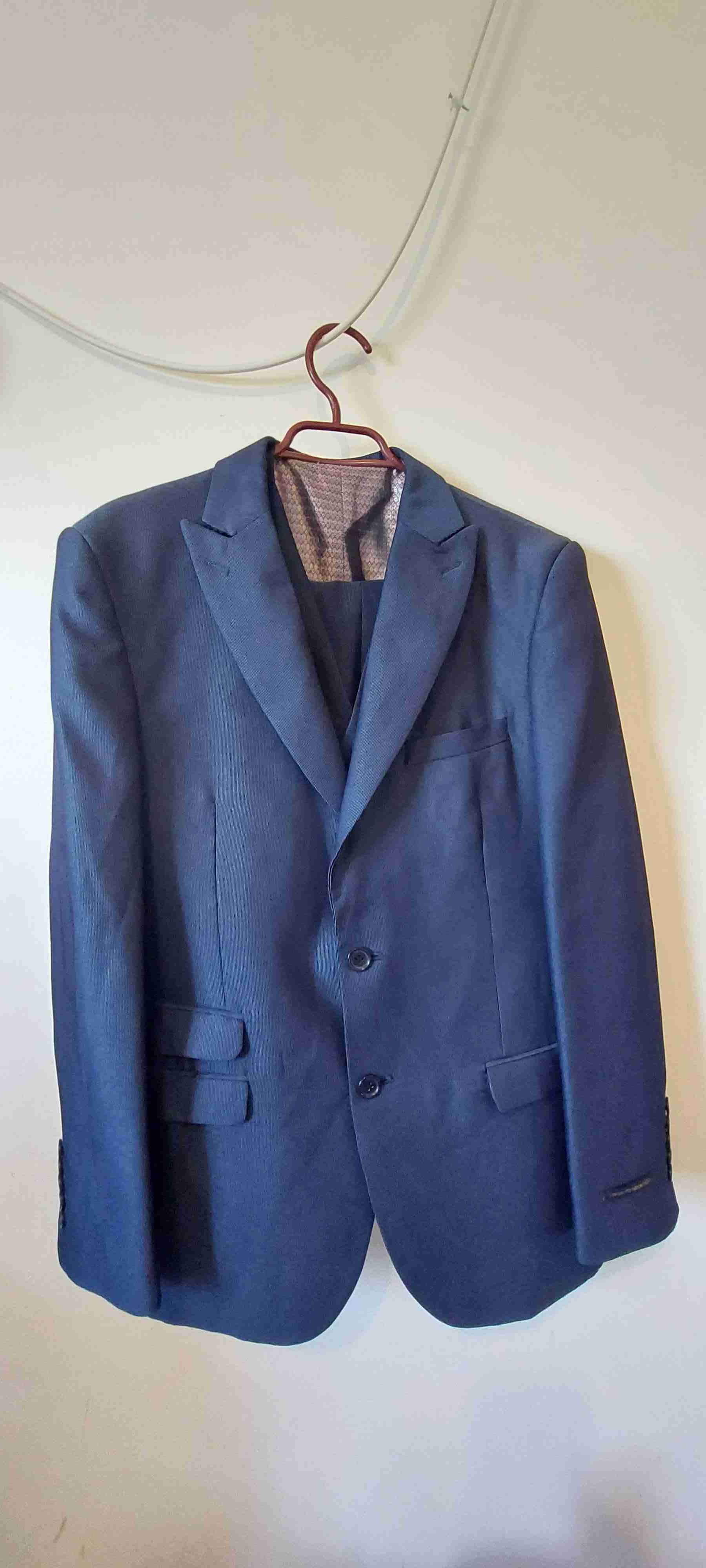 Traje azul elegante y hermoso.