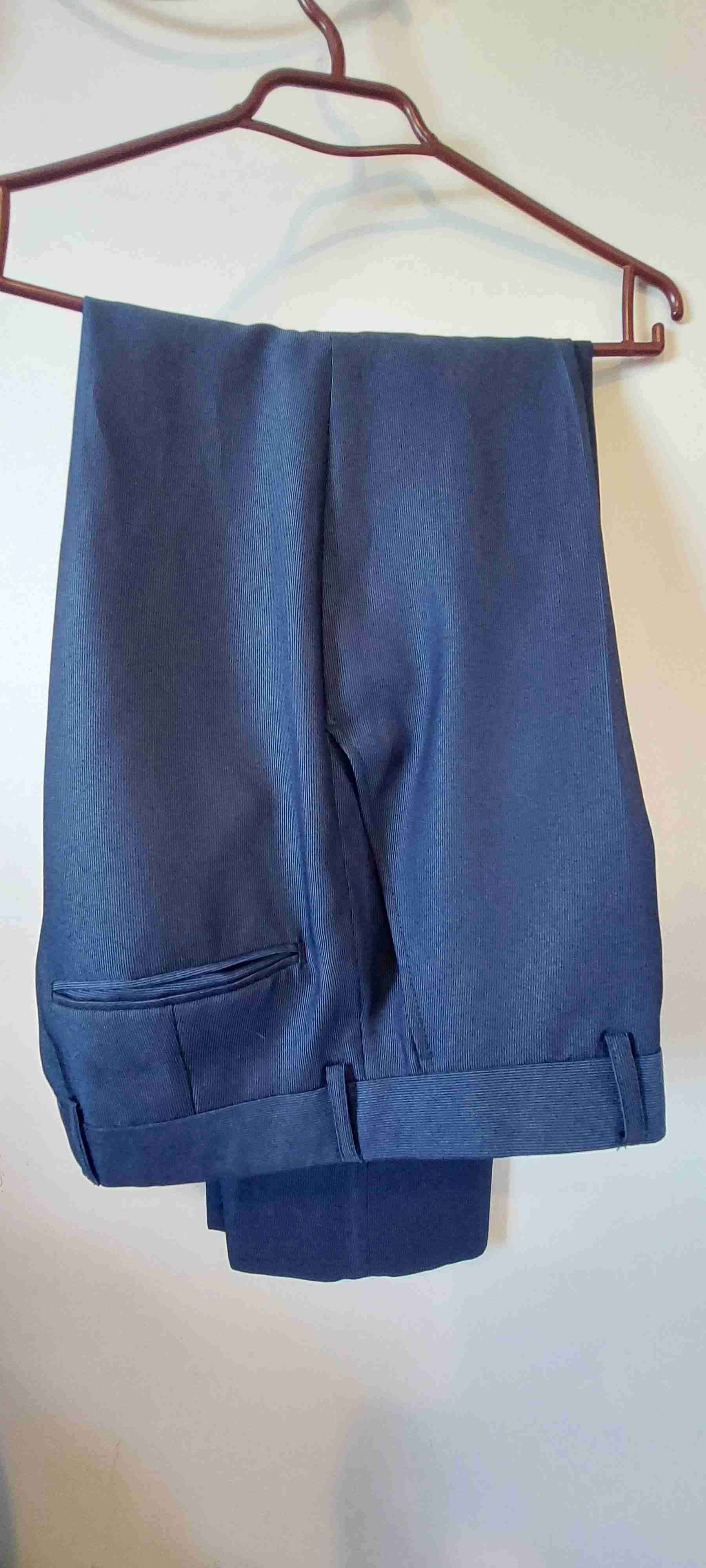 Traje azul elegante y hermoso. - miniatura 2