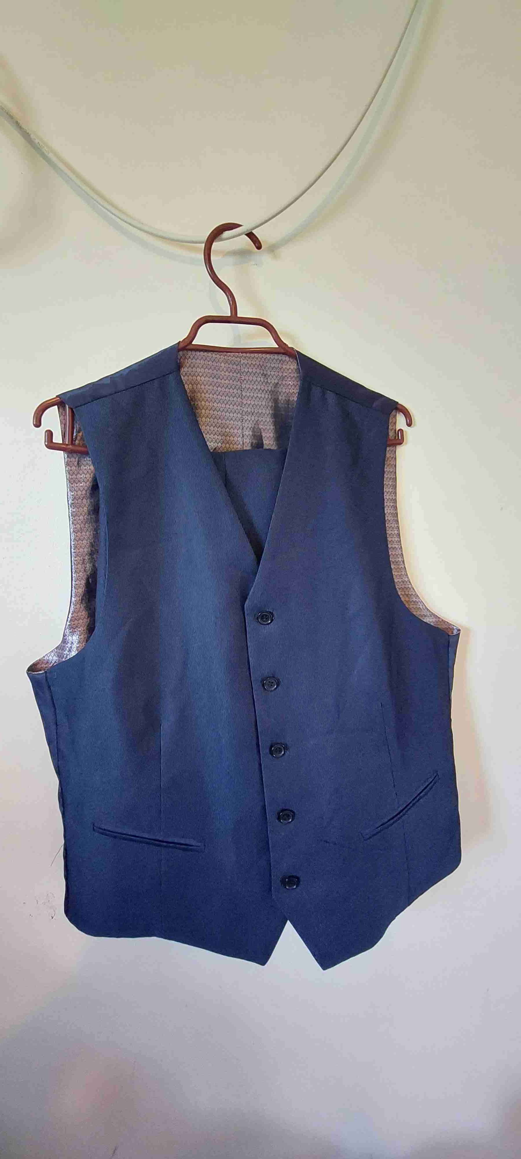 Traje azul elegante y hermoso. - miniatura 3