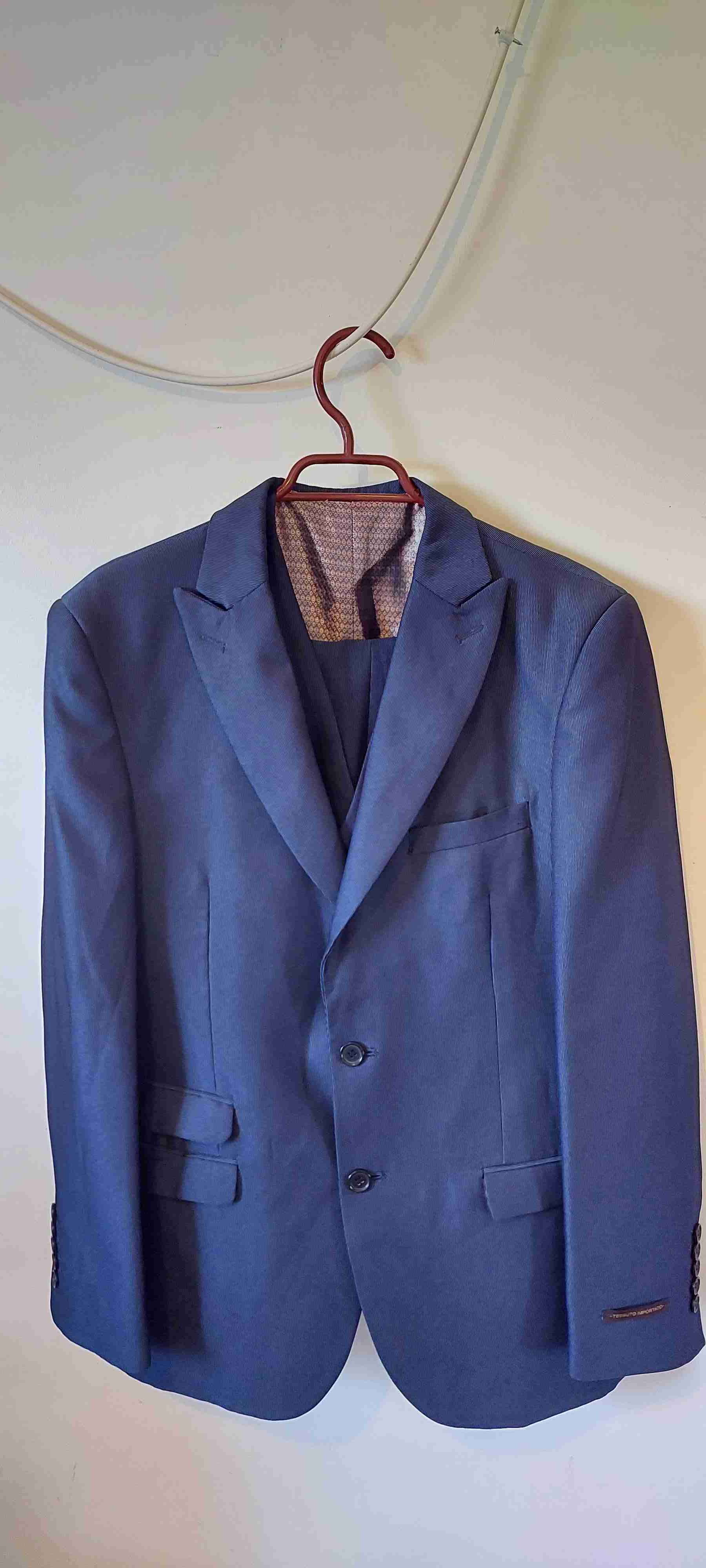 Traje azul elegante y hermoso. - miniatura 4