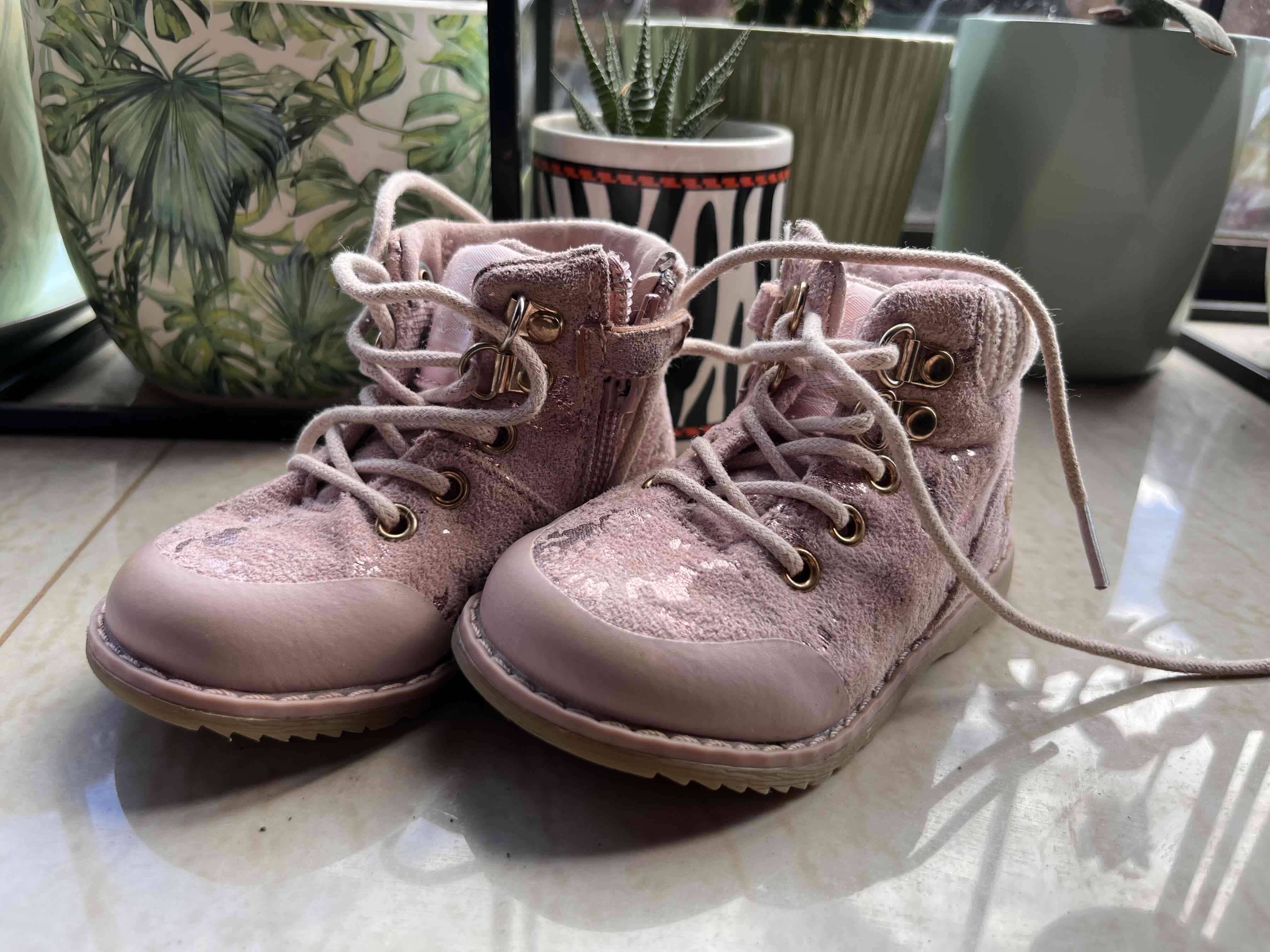 Botines rosados para niña