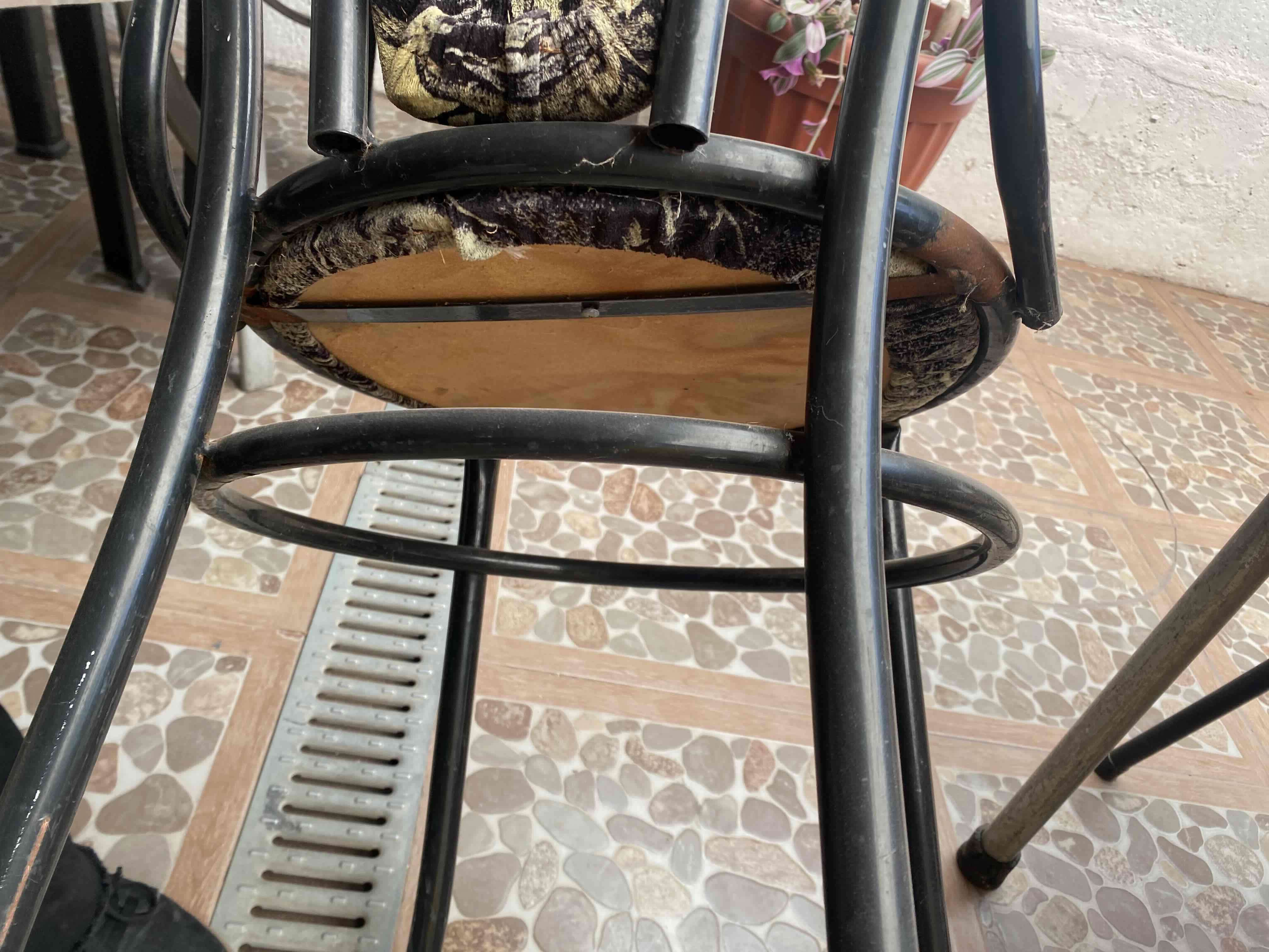 Mesa cuadrada con sillas - miniatura 2