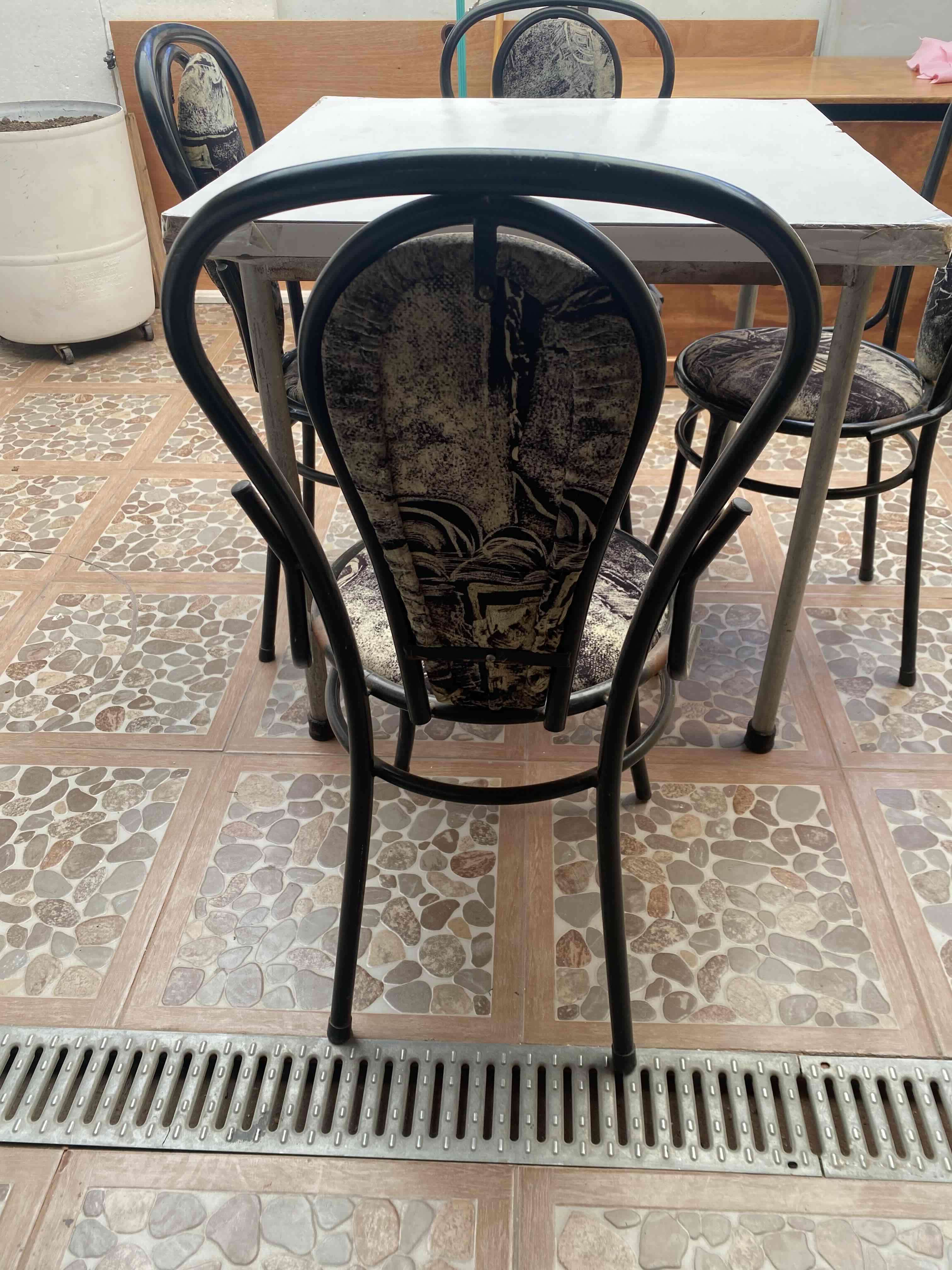 Mesa cuadrada con sillas - miniatura 3