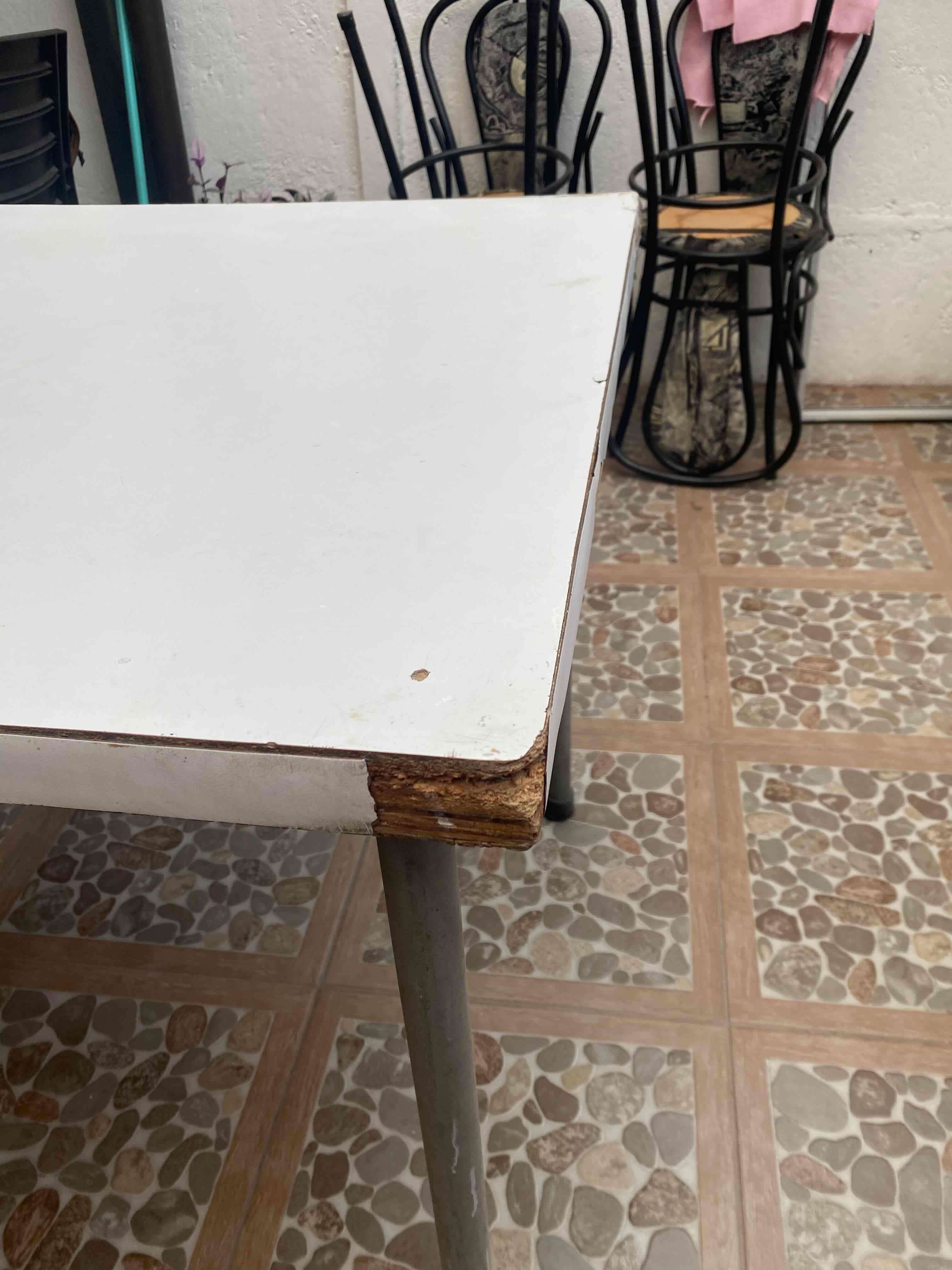 Mesa cuadrada con sillas - miniatura 4