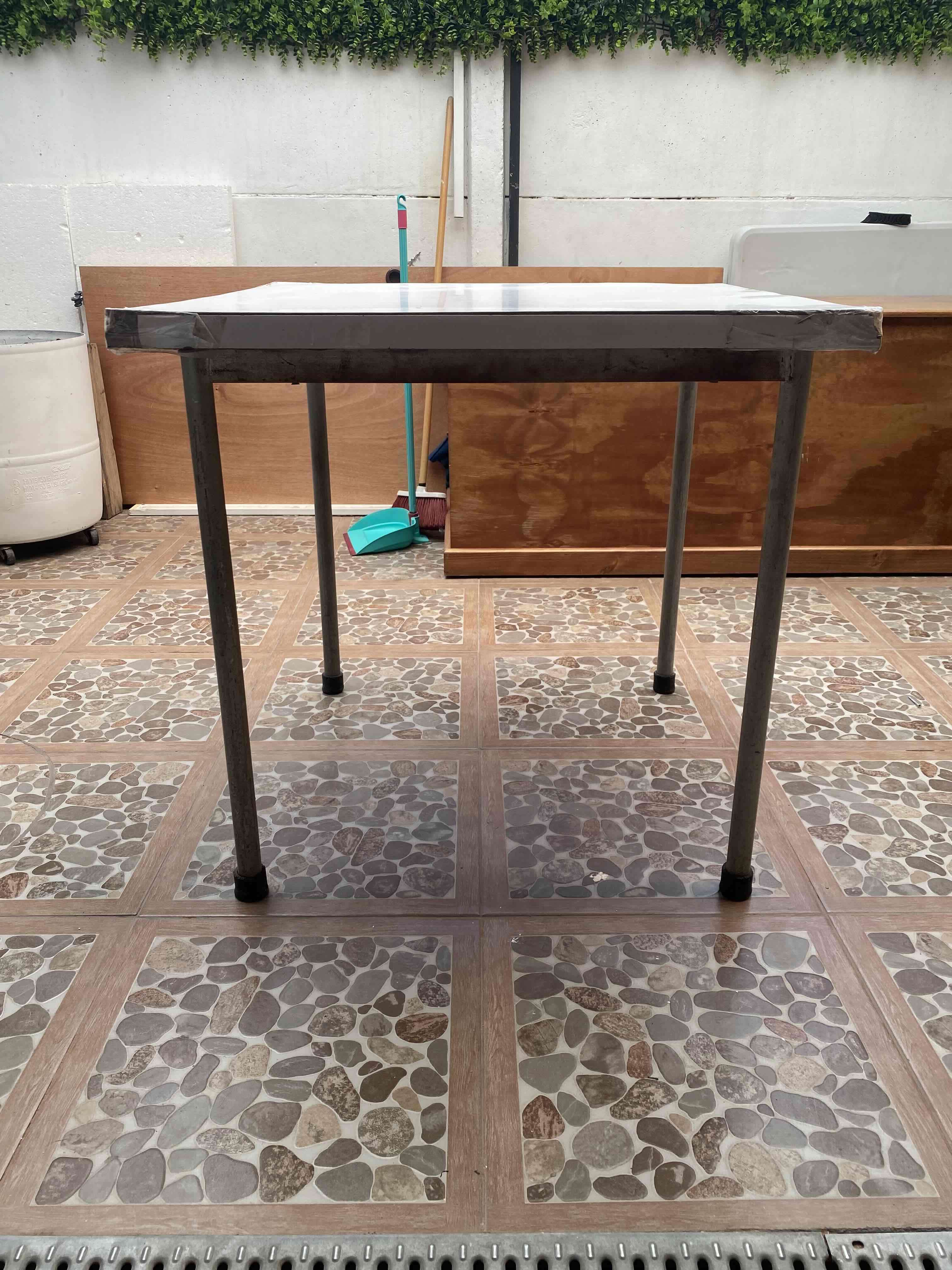 Mesa cuadrada con sillas - miniatura 5