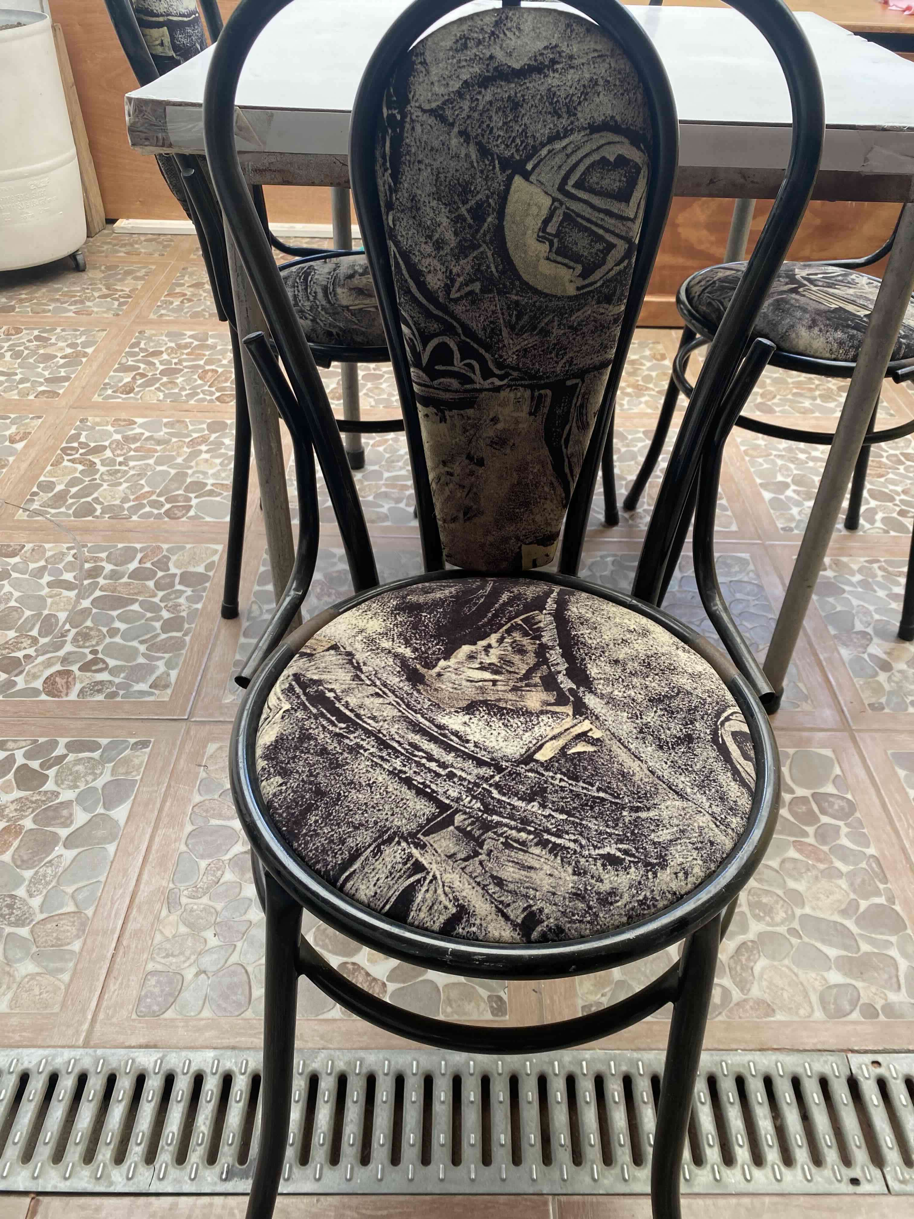 Mesa cuadrada con sillas - miniatura 6