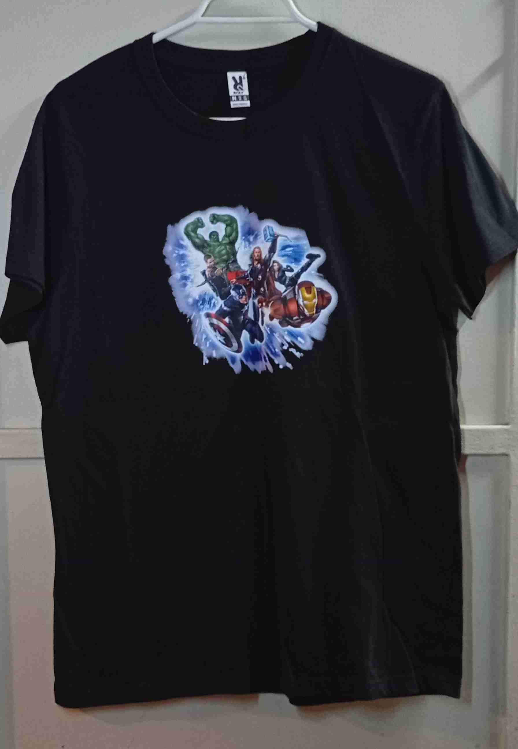 Polera negra estampado superheroes