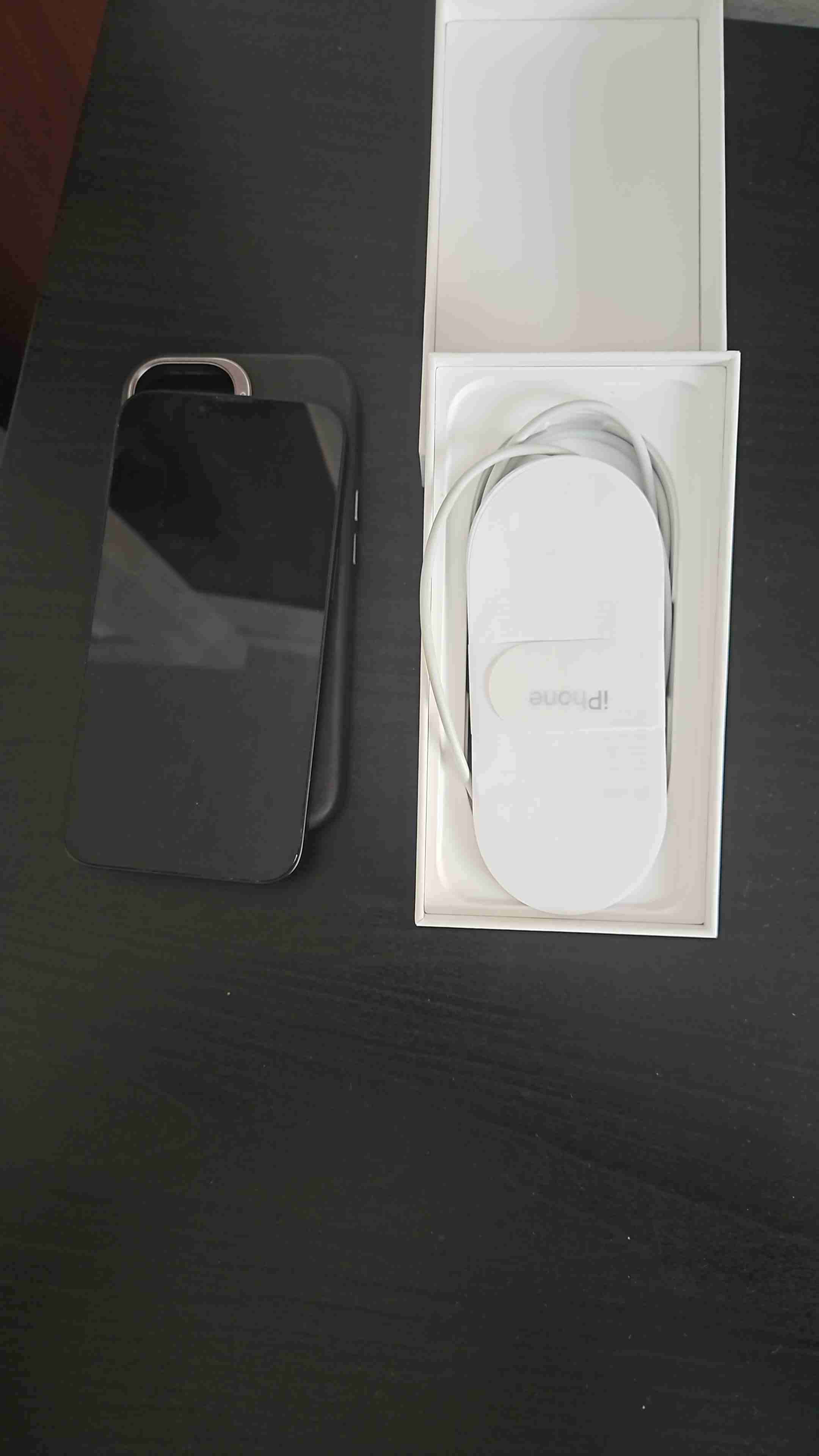 iPhone 16e con 100% de bateria - miniatura 2