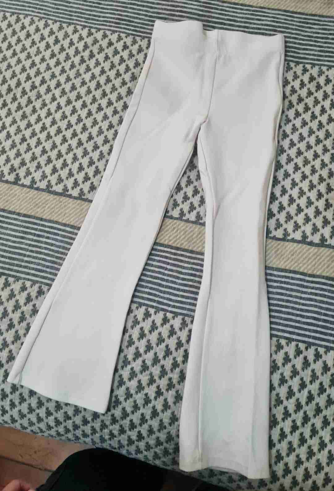 Pantalón blanco acampanado