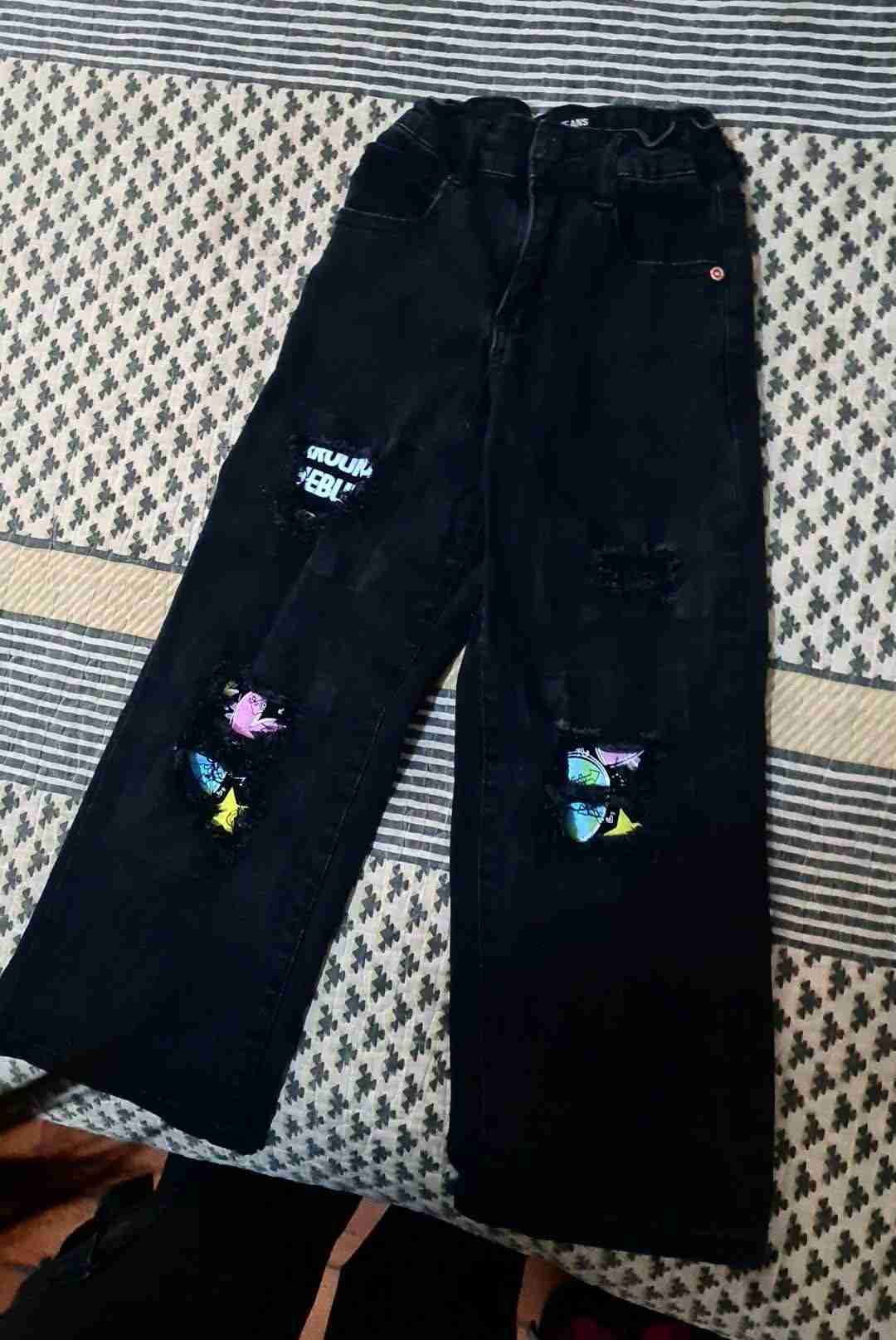 Jeans negros con decoraciones girl