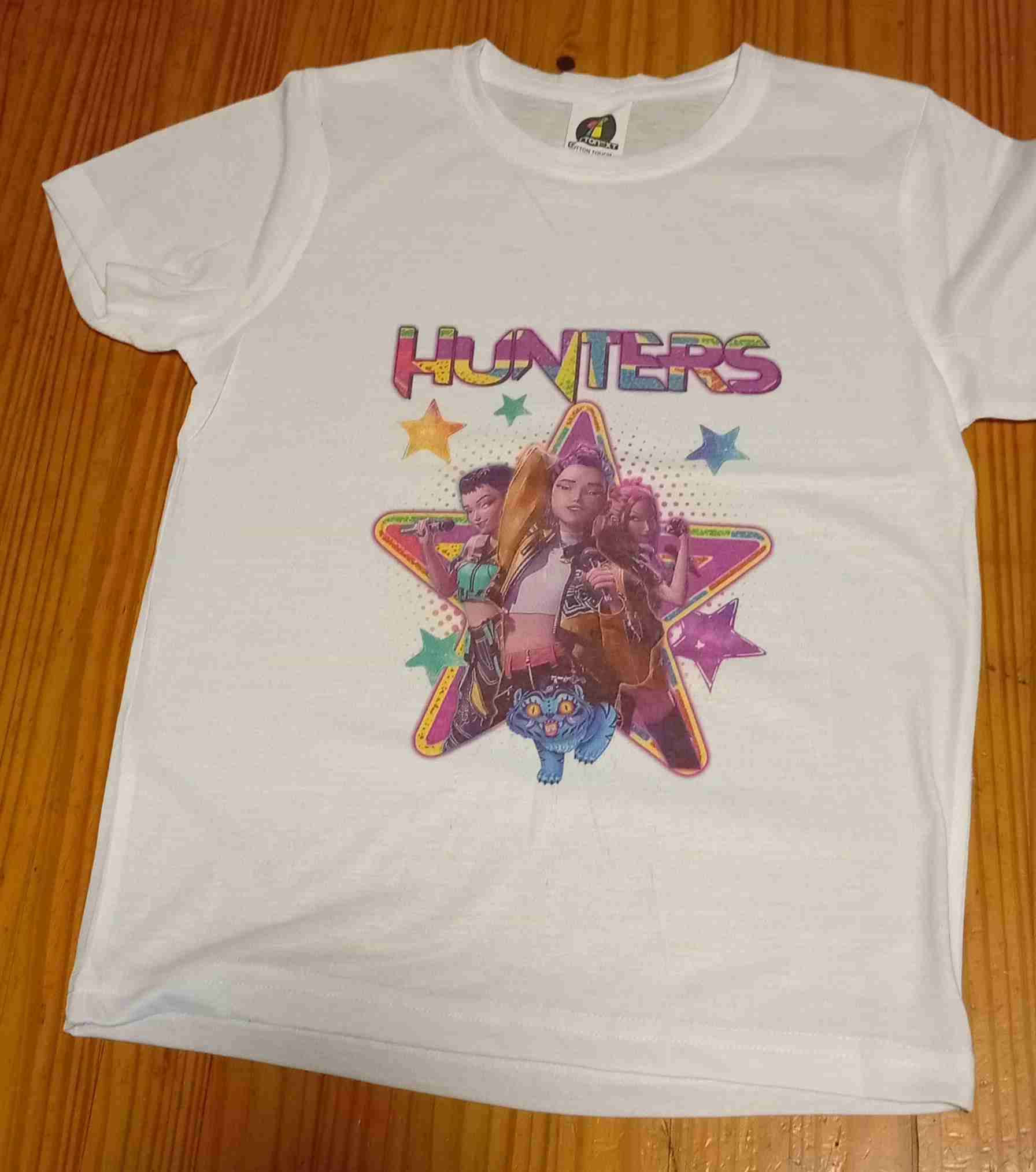 Polera blanca con diseño gráfico