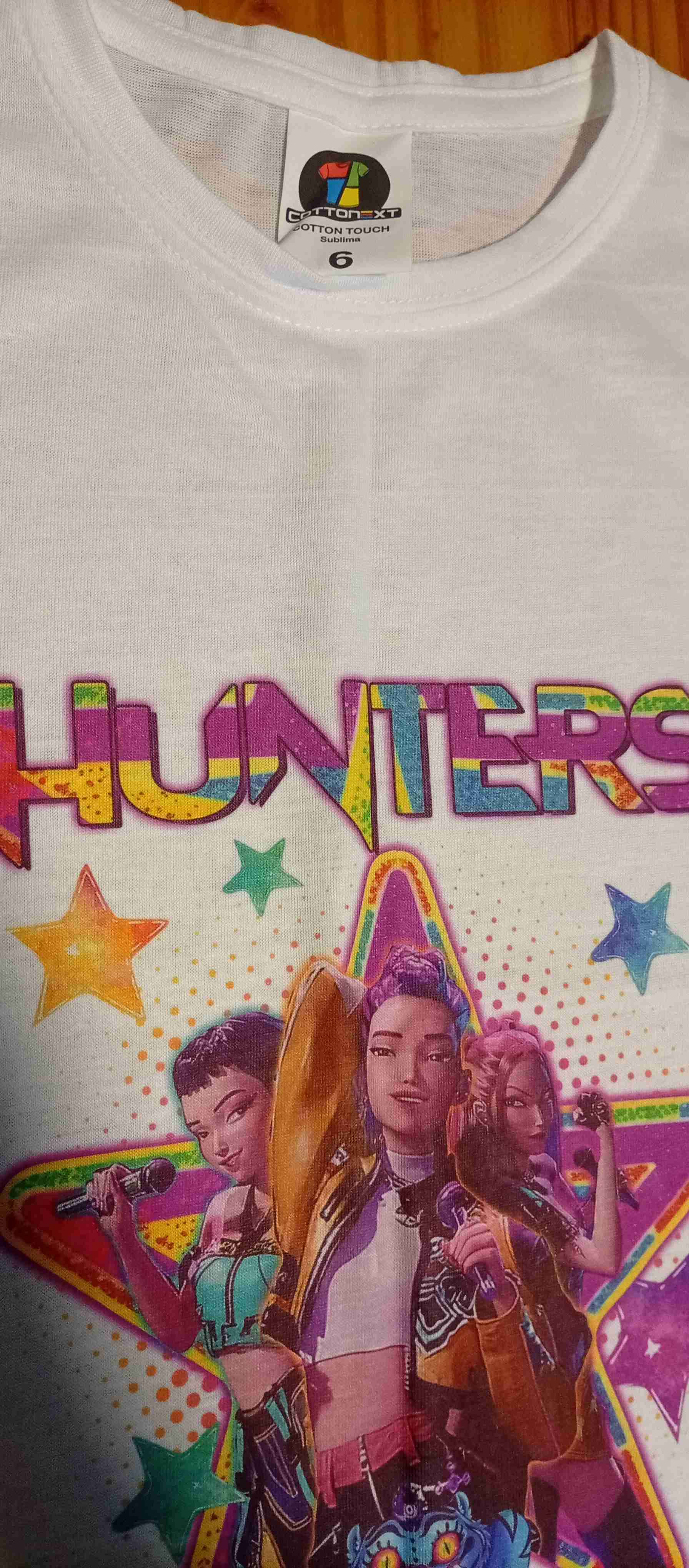 Polera blanca con diseño gráfico - miniatura 2