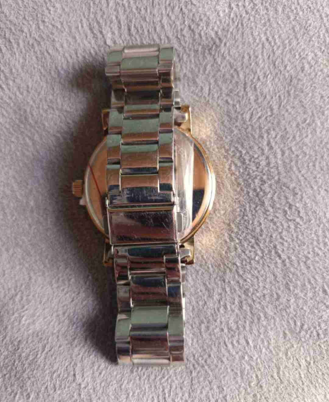 Reloj plateado y dorado con diseño de corazones - miniatura 2