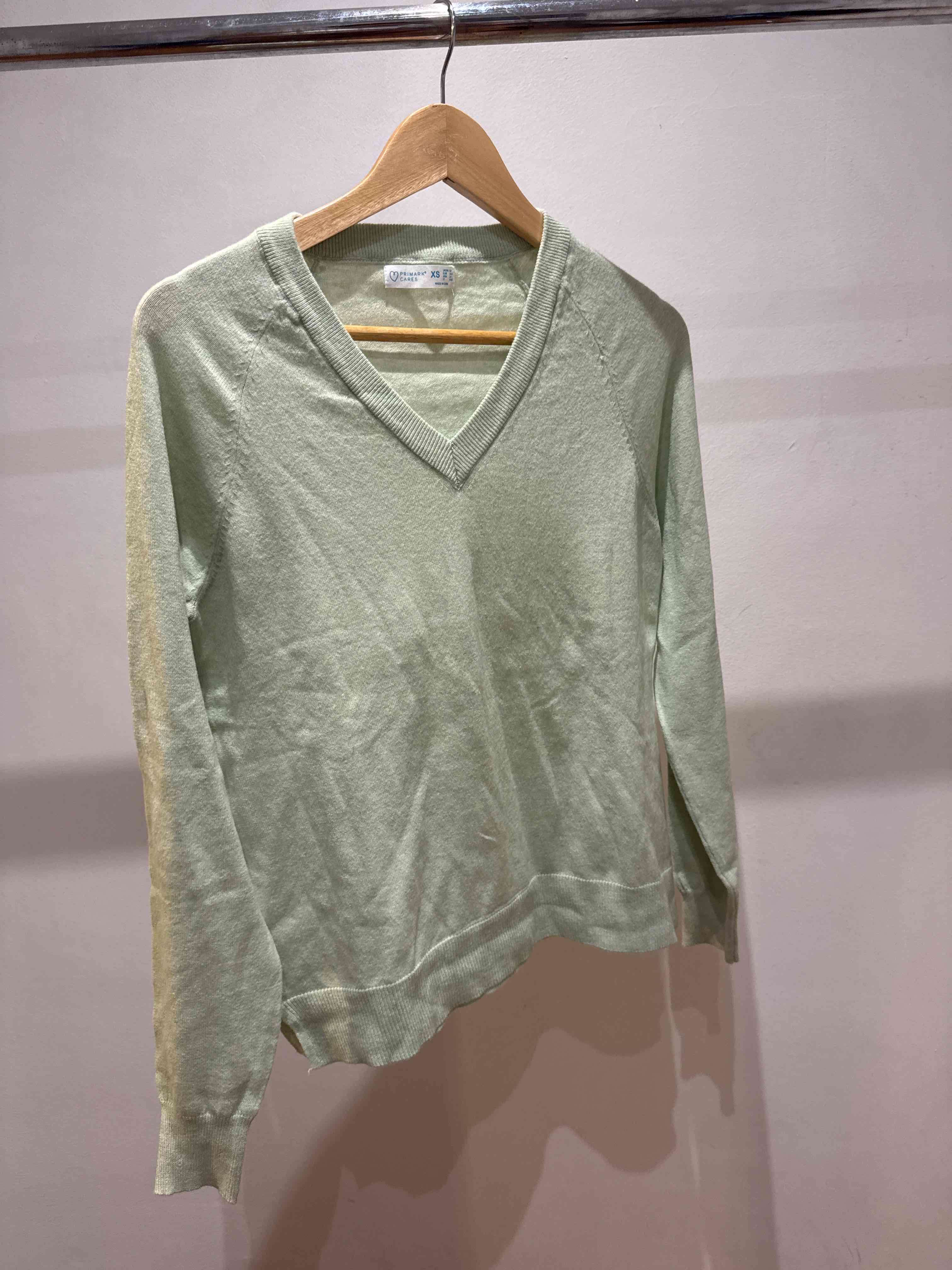 Suéter verde claro cuello V