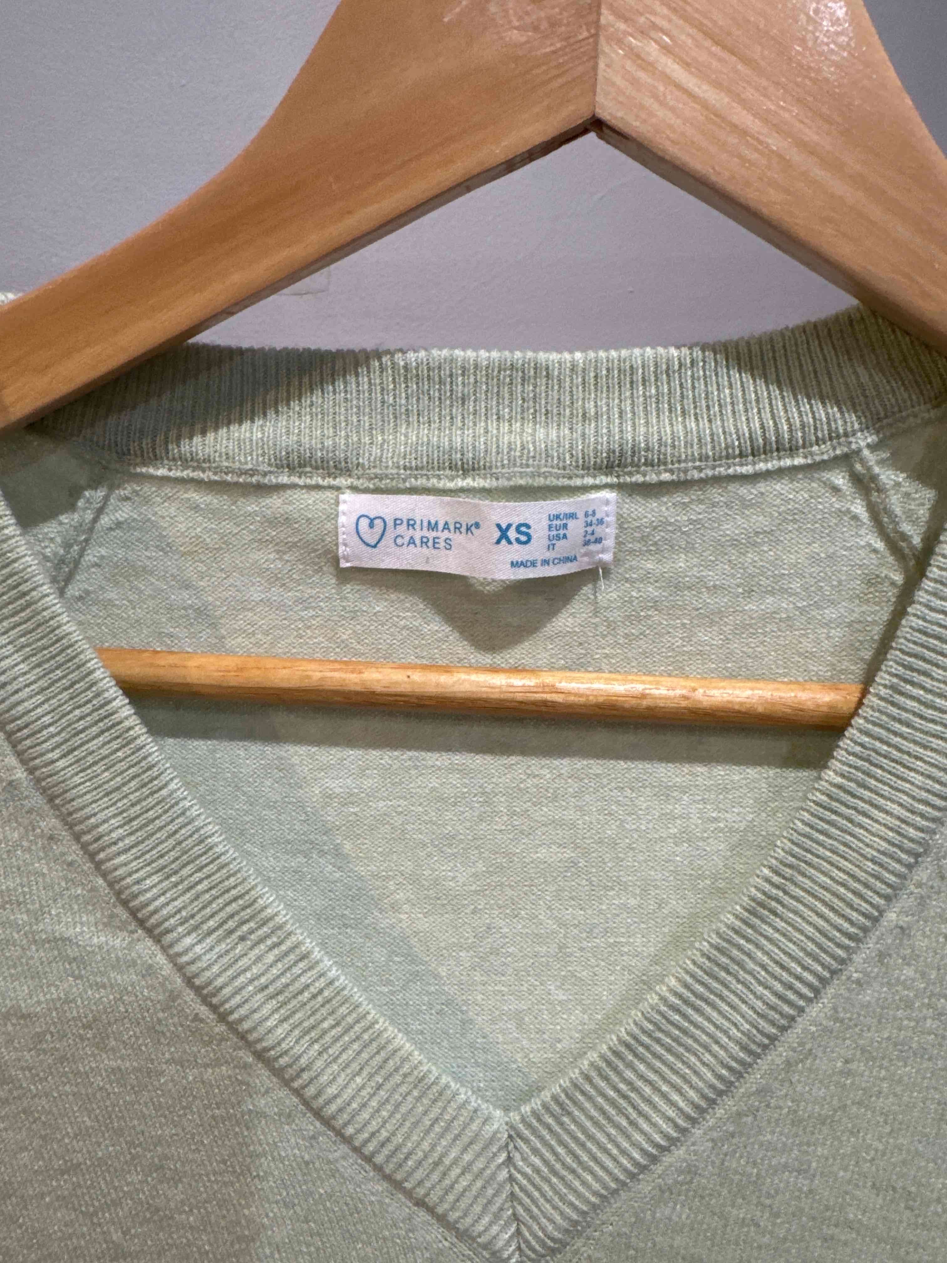 Suéter verde claro cuello V - miniatura 2