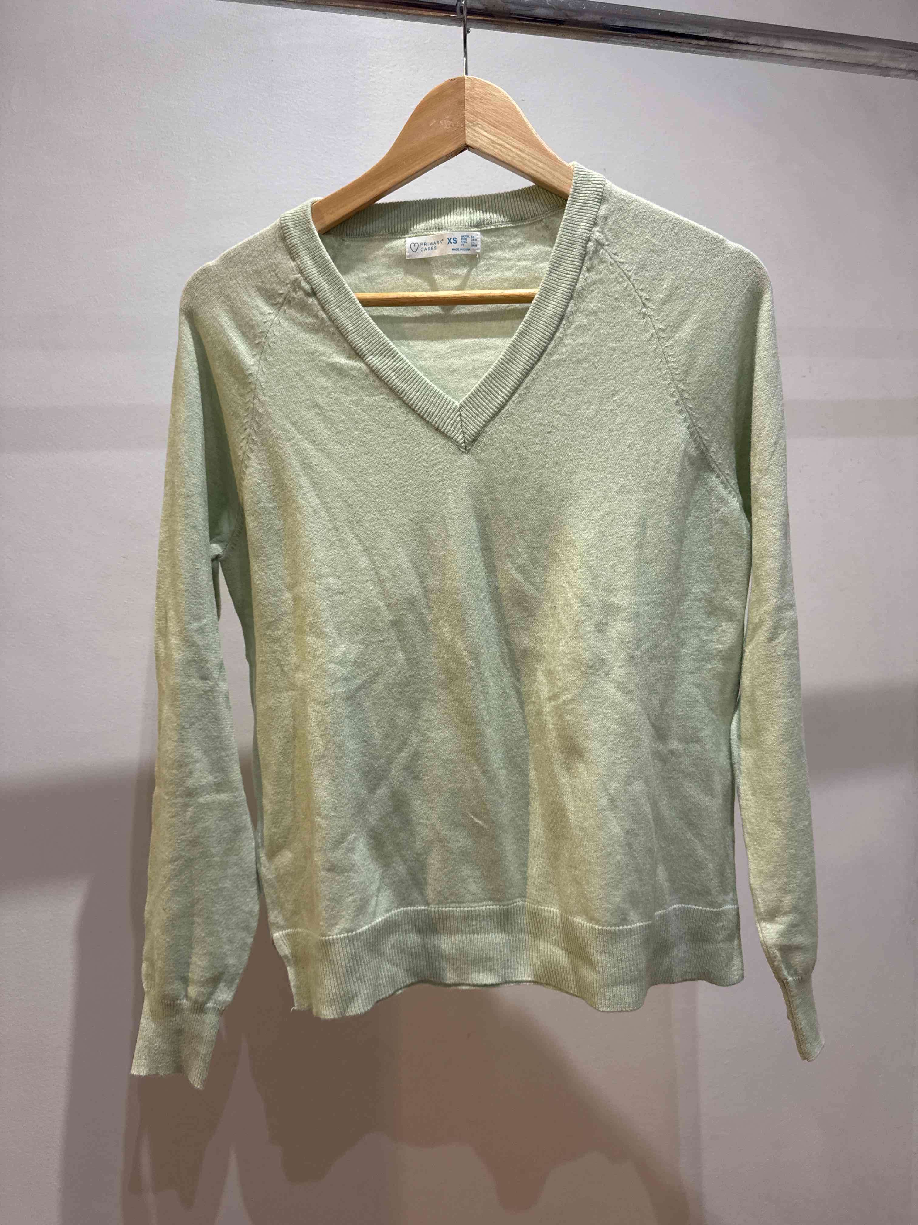 Suéter verde claro cuello V - miniatura 3