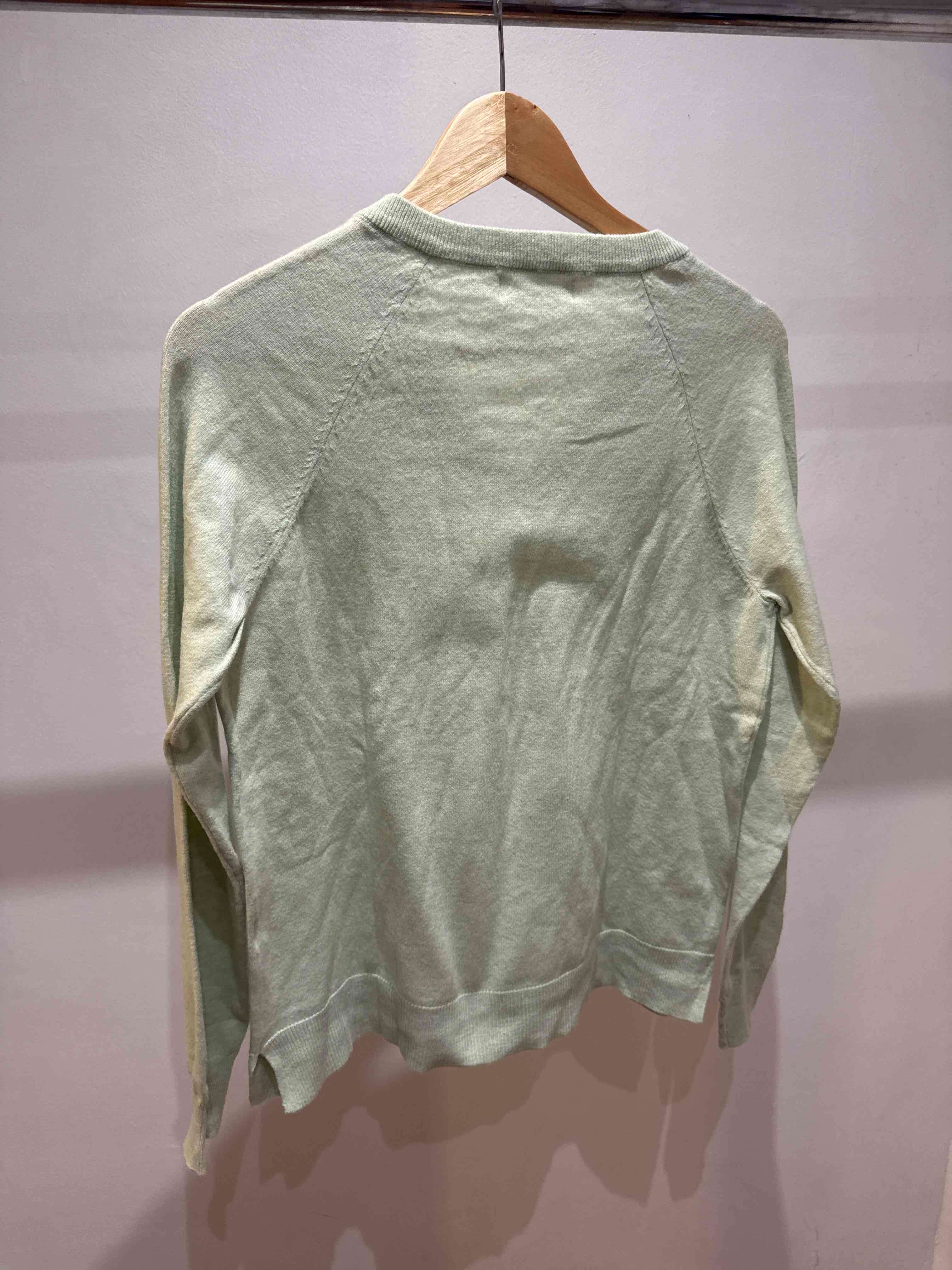 Suéter verde claro cuello V - miniatura 4