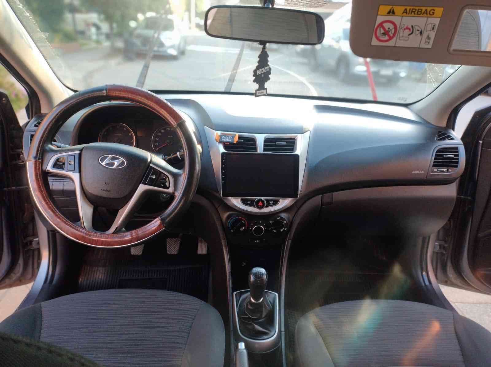 Hyundai Accent 1.4 año 2017 - miniatura 2