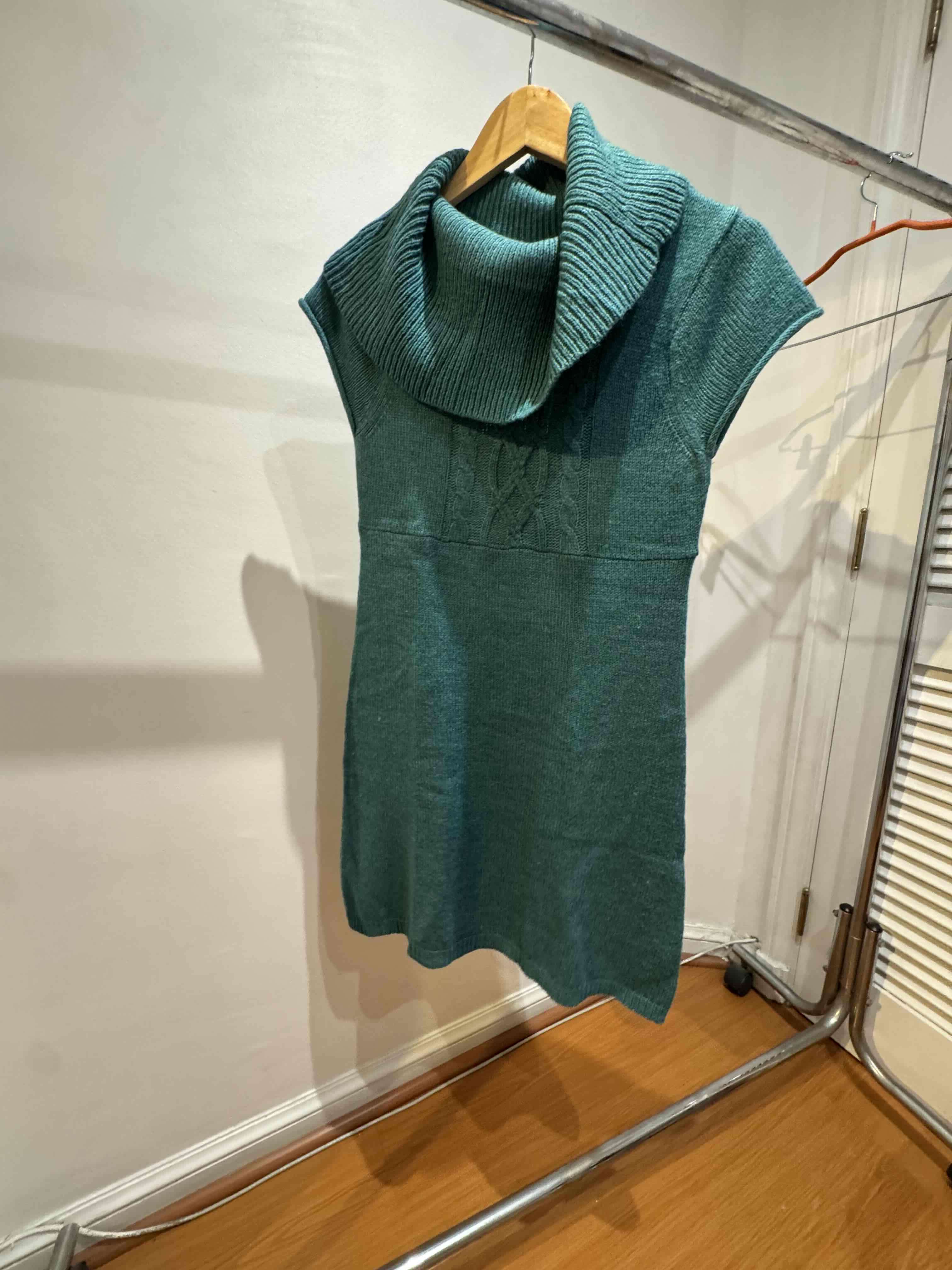 Vestido de lana cuello alto verde - miniatura 2