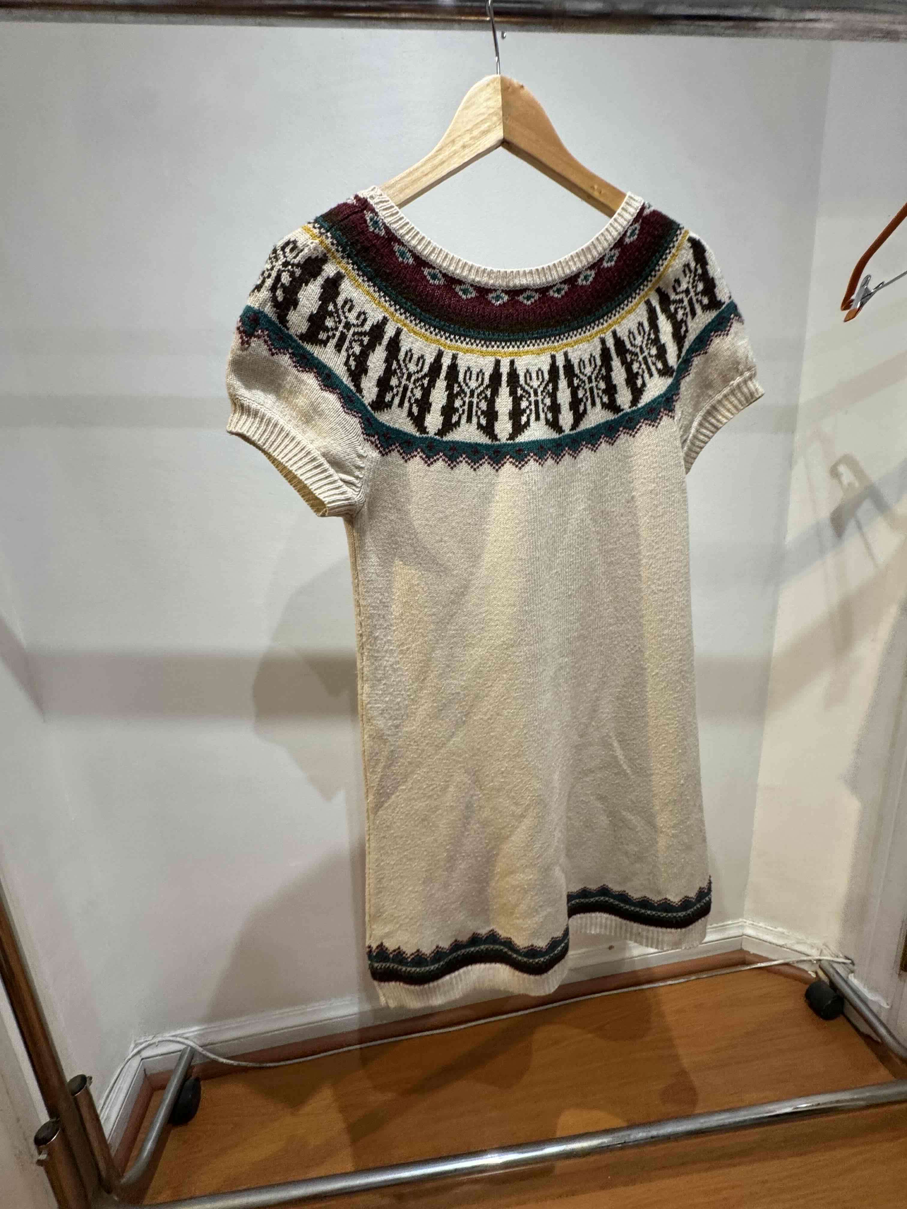 Vestido blanco con diseño étnico