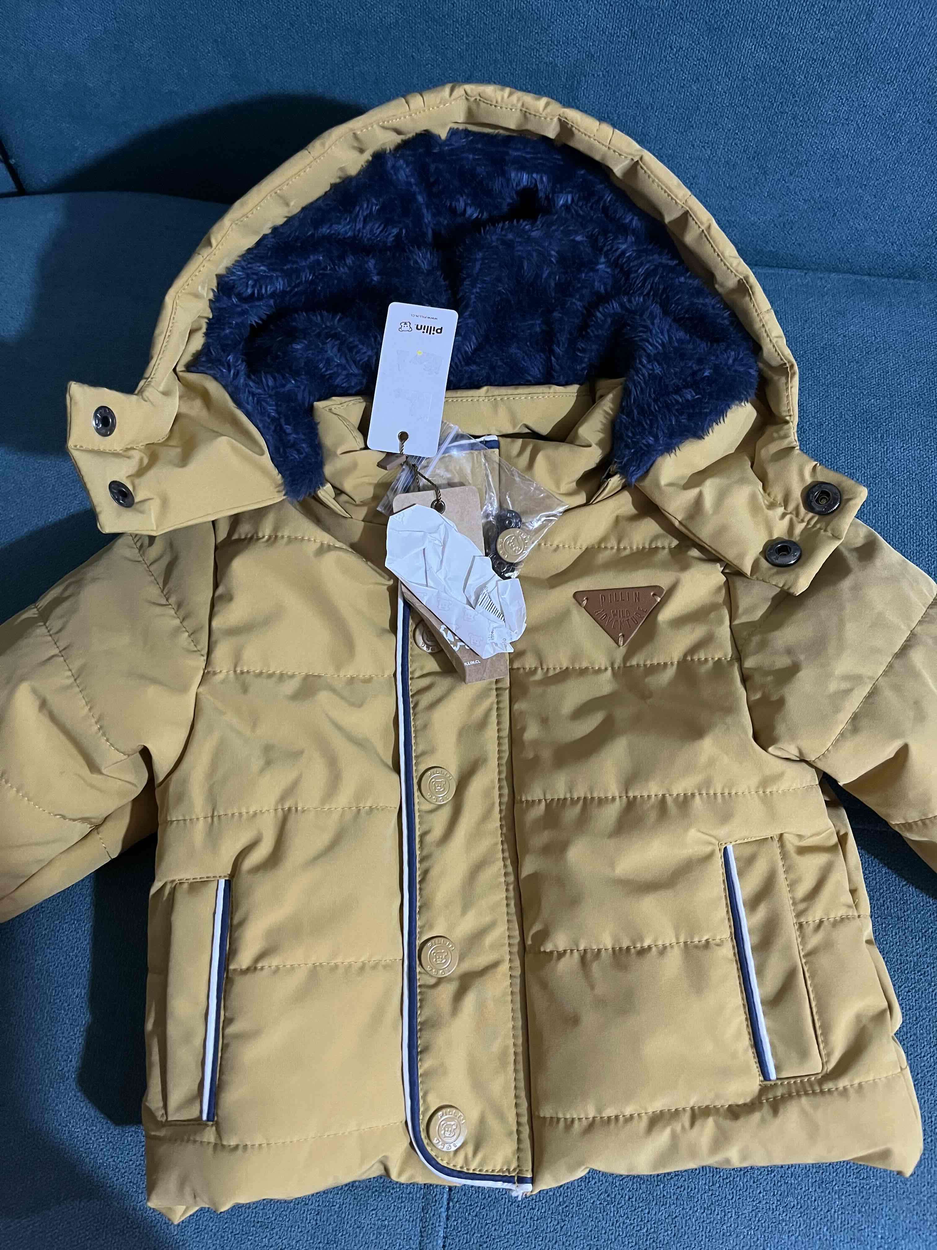 Abrigo infantil amarillo con gorro