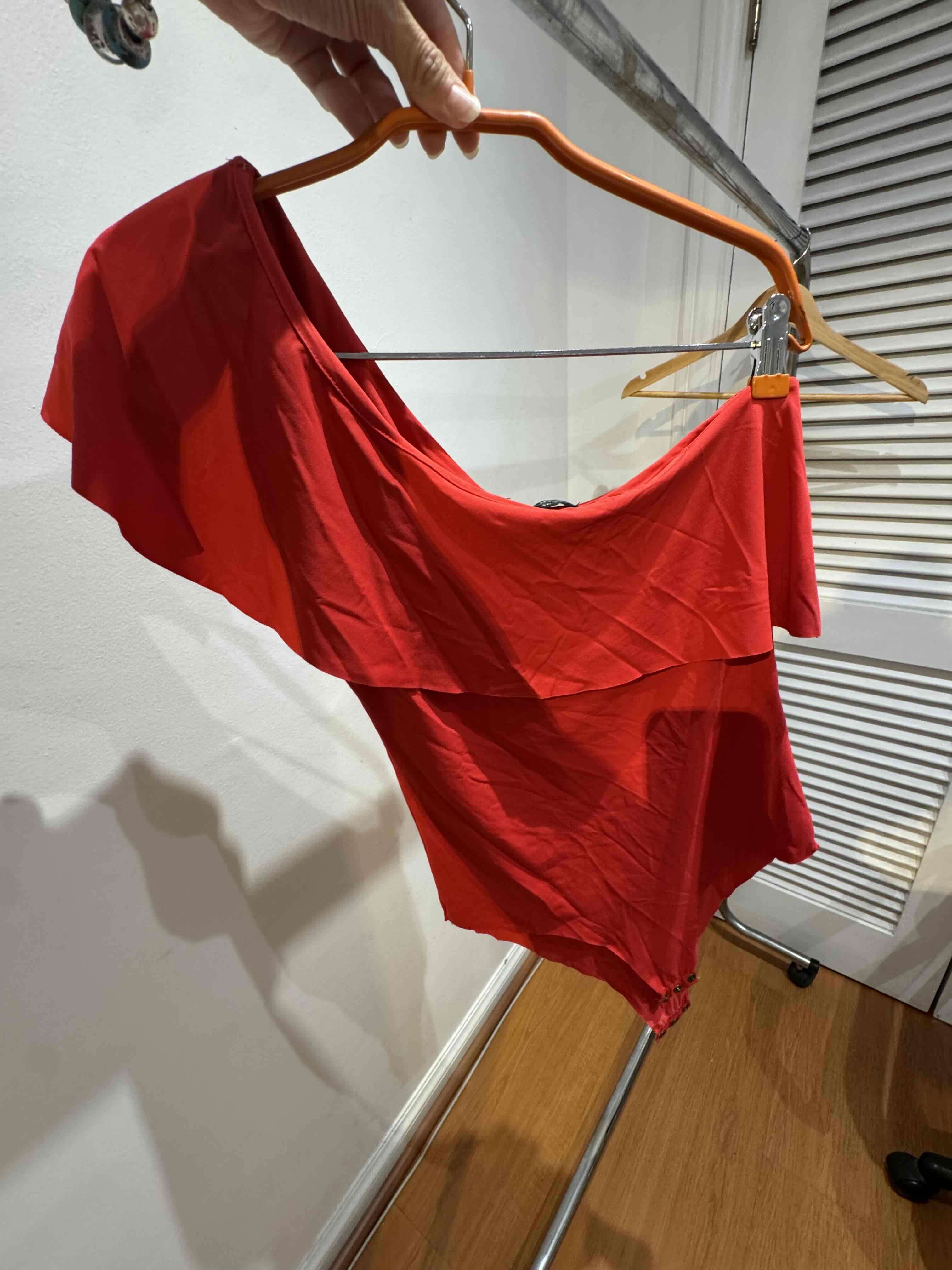 Blusa roja asimétrica