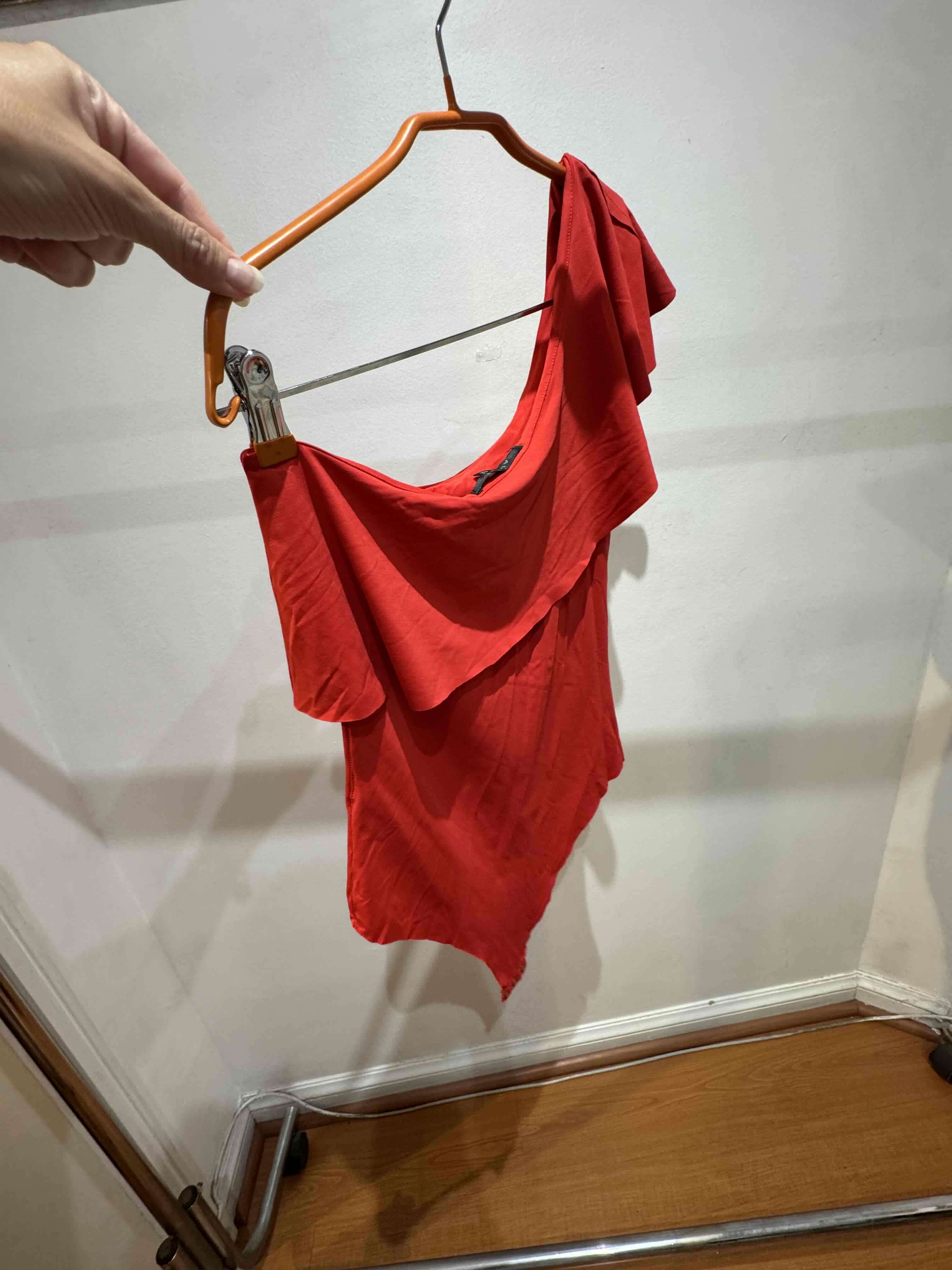 Blusa roja asimétrica - miniatura 2