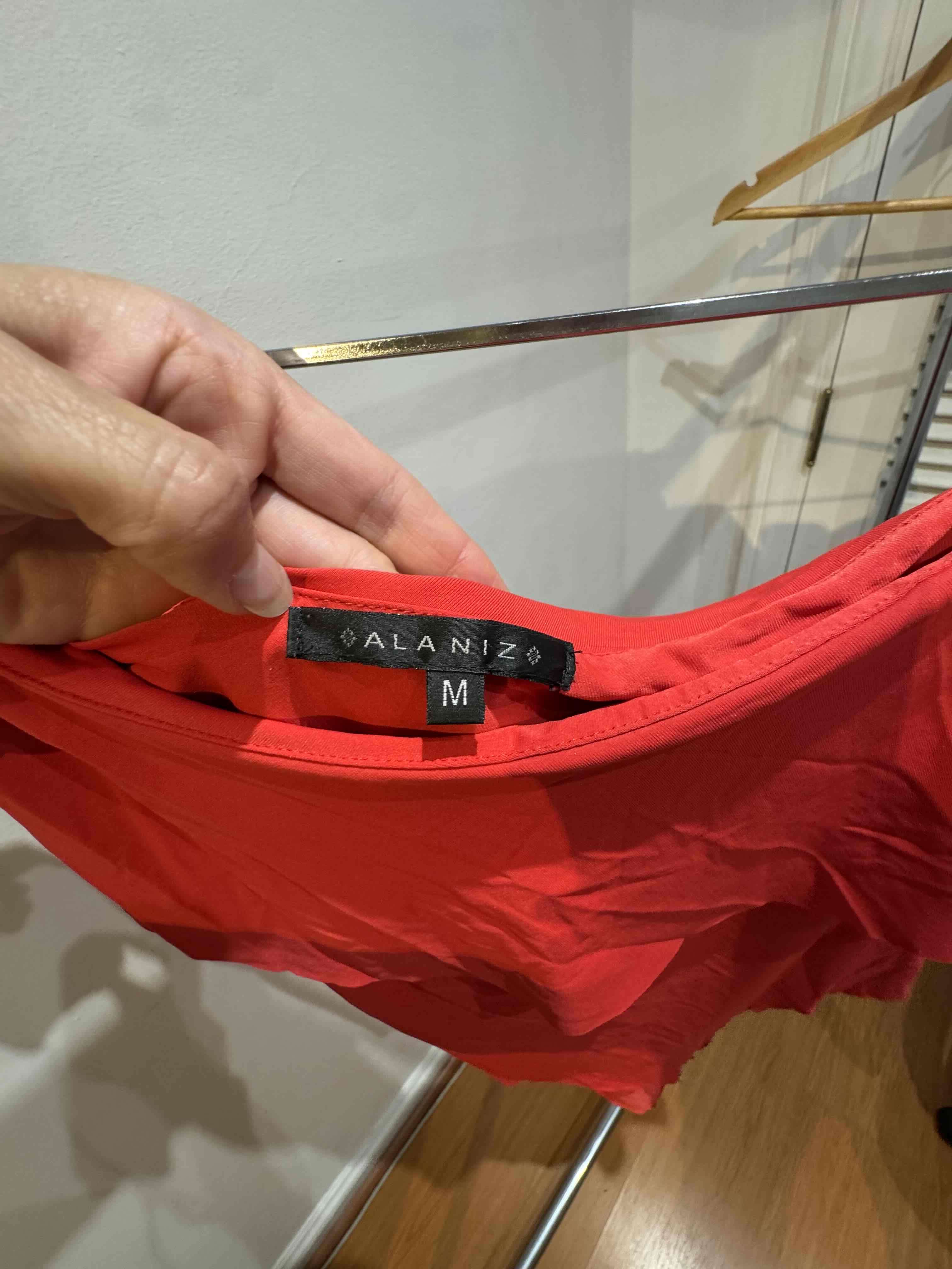 Blusa roja asimétrica - miniatura 3