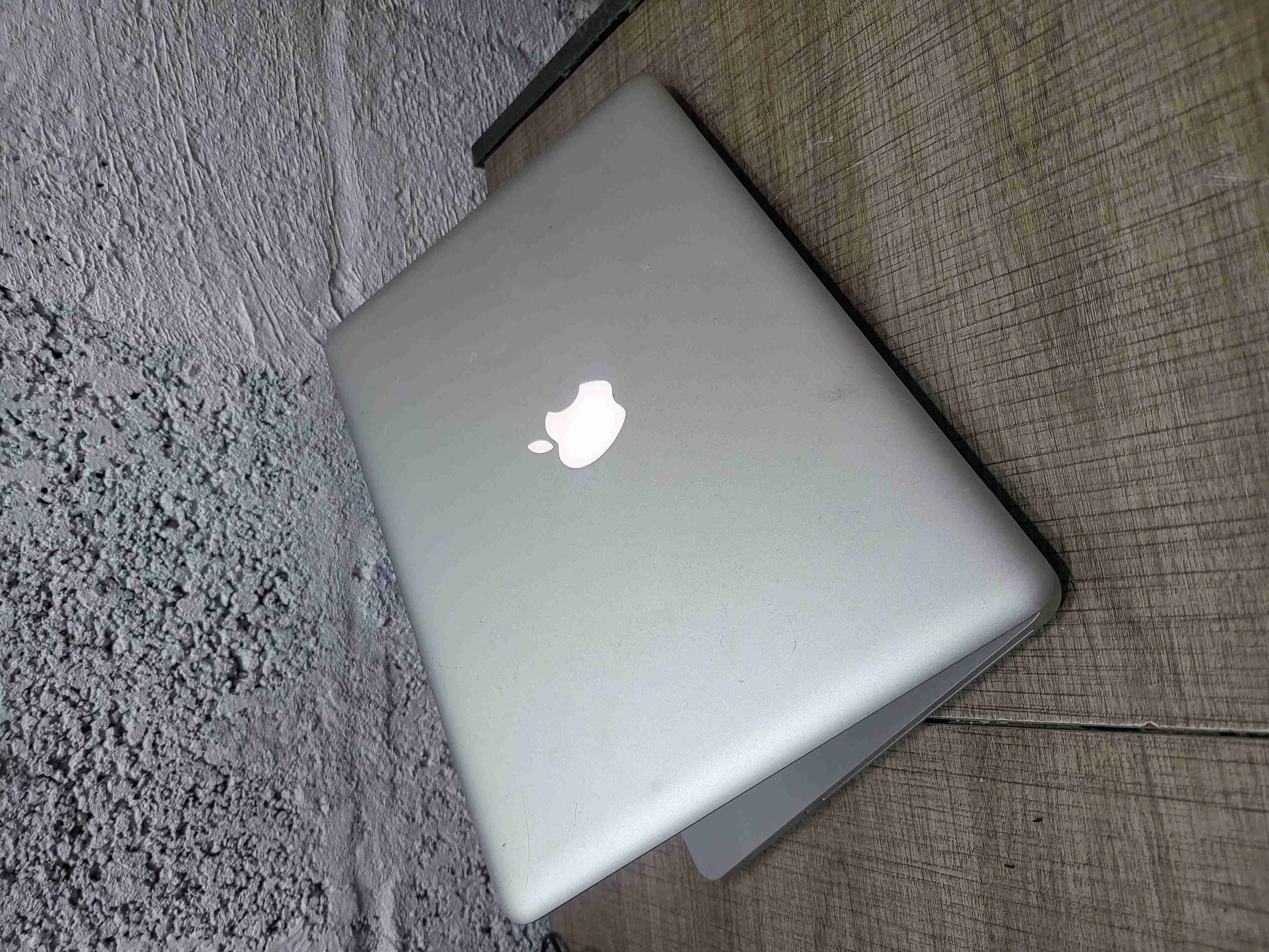 MacBook Pro con cargador - miniatura 2