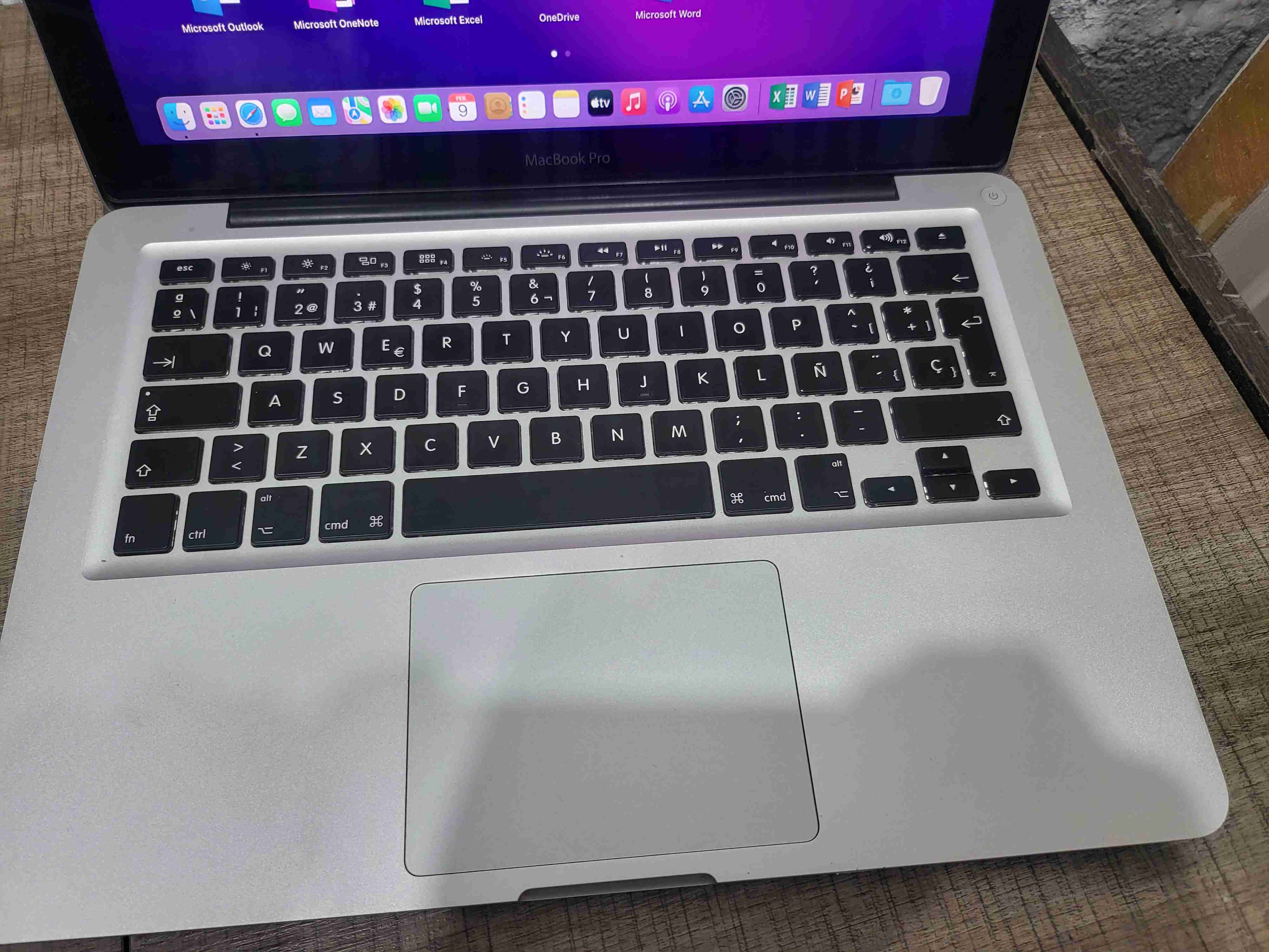 MacBook Pro con cargador - miniatura 3