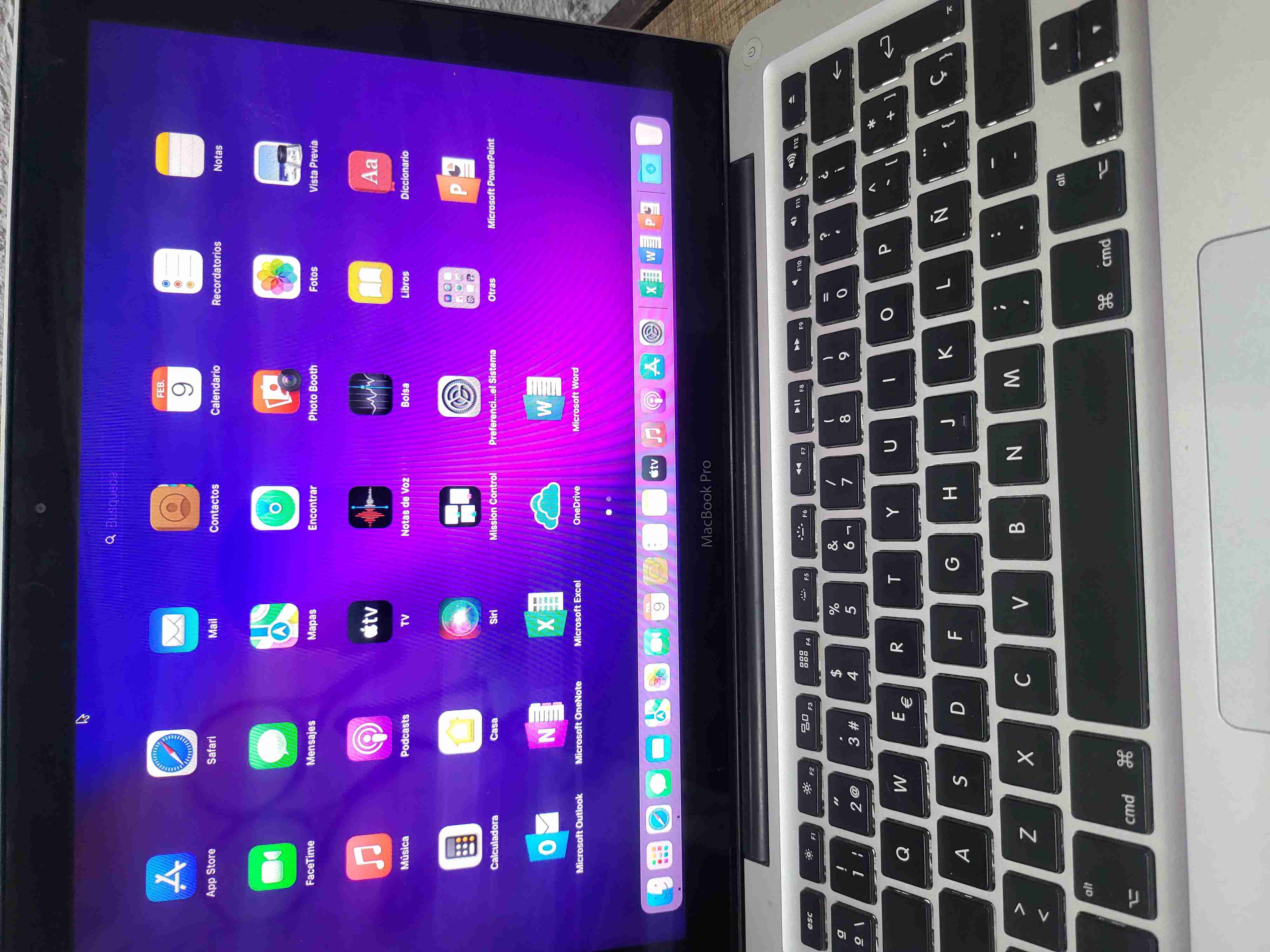 MacBook Pro con cargador - miniatura 4