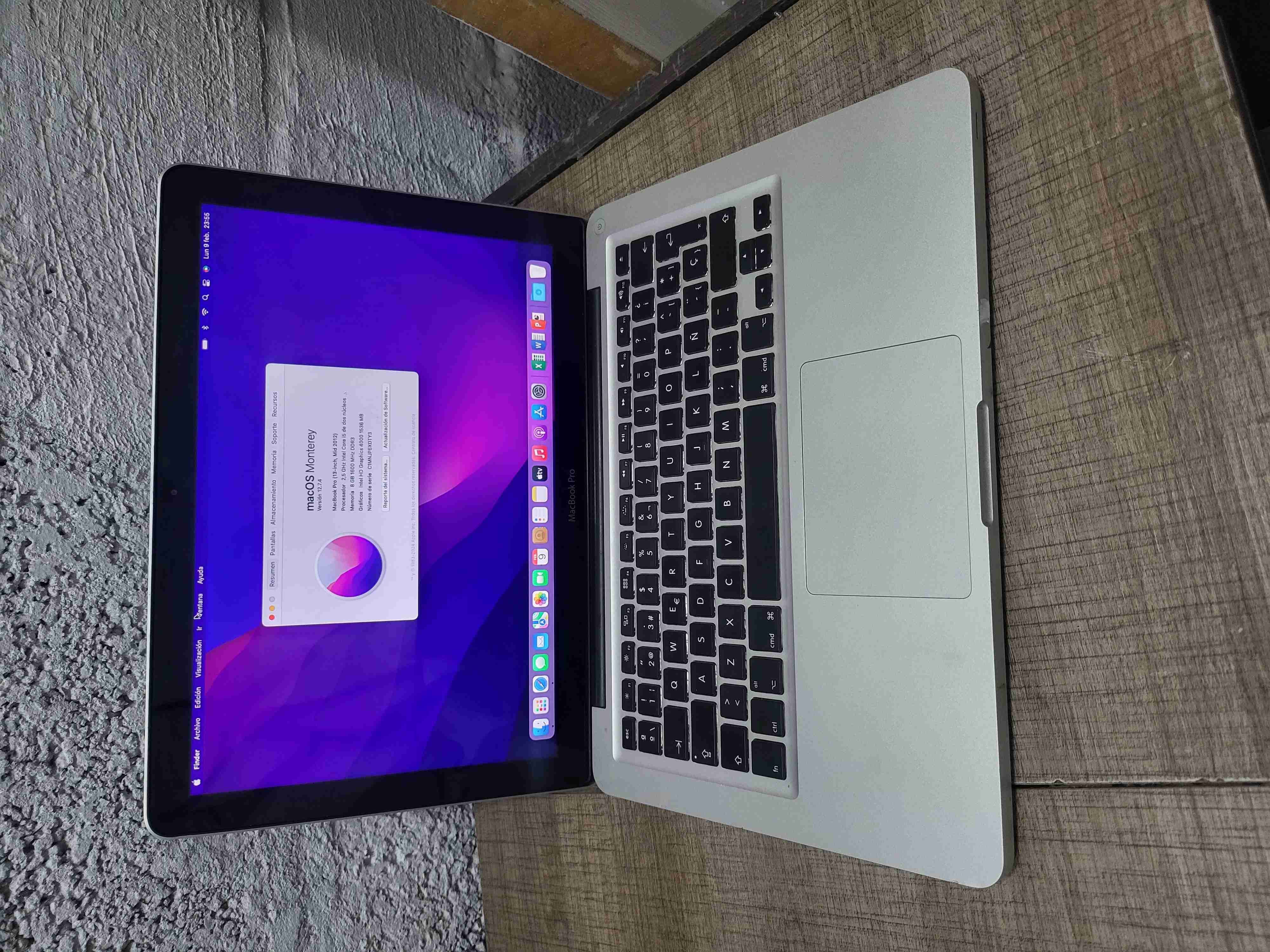 MacBook Pro con cargador - miniatura 5