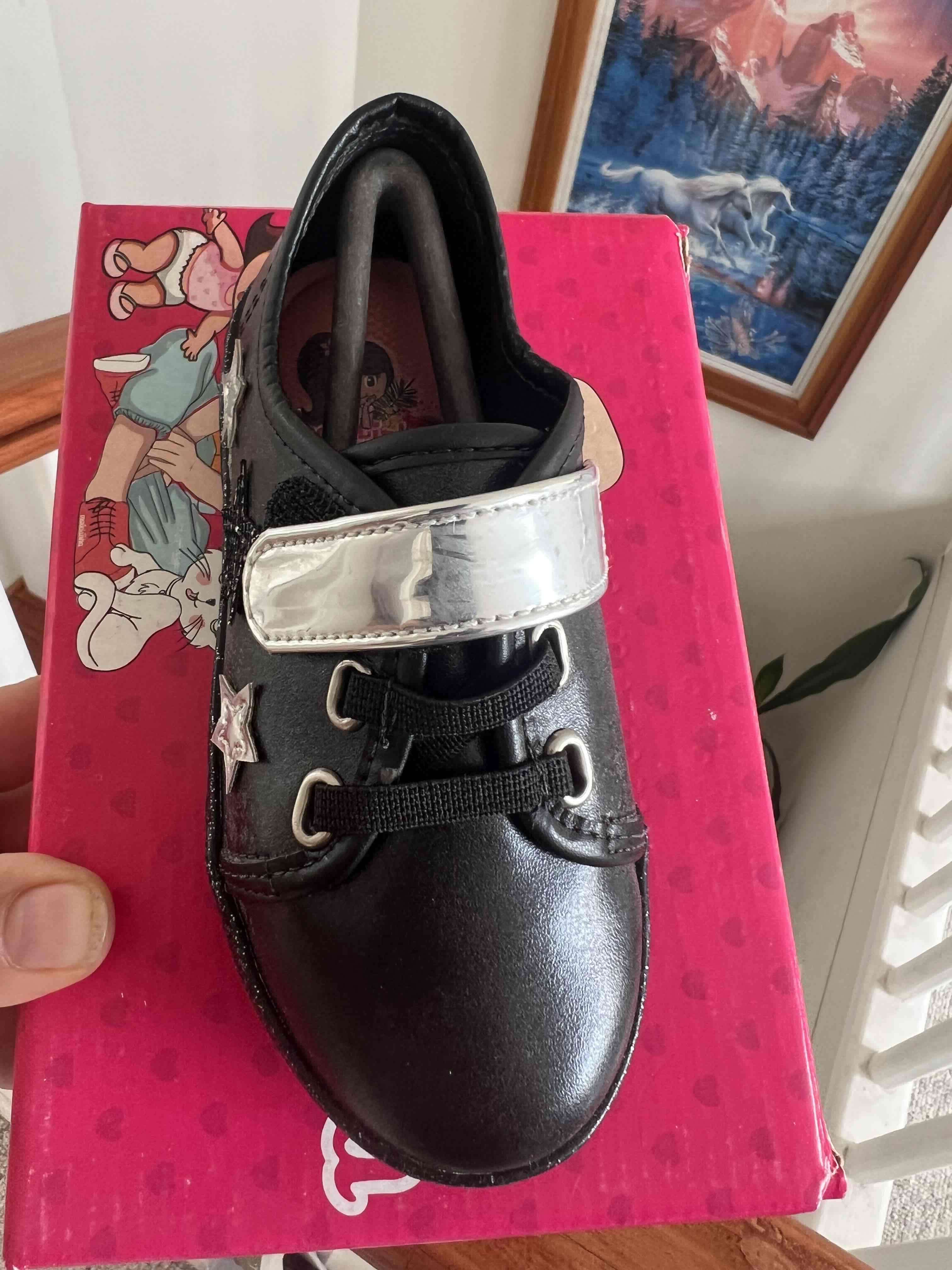 Zapato negro infantil con velcro