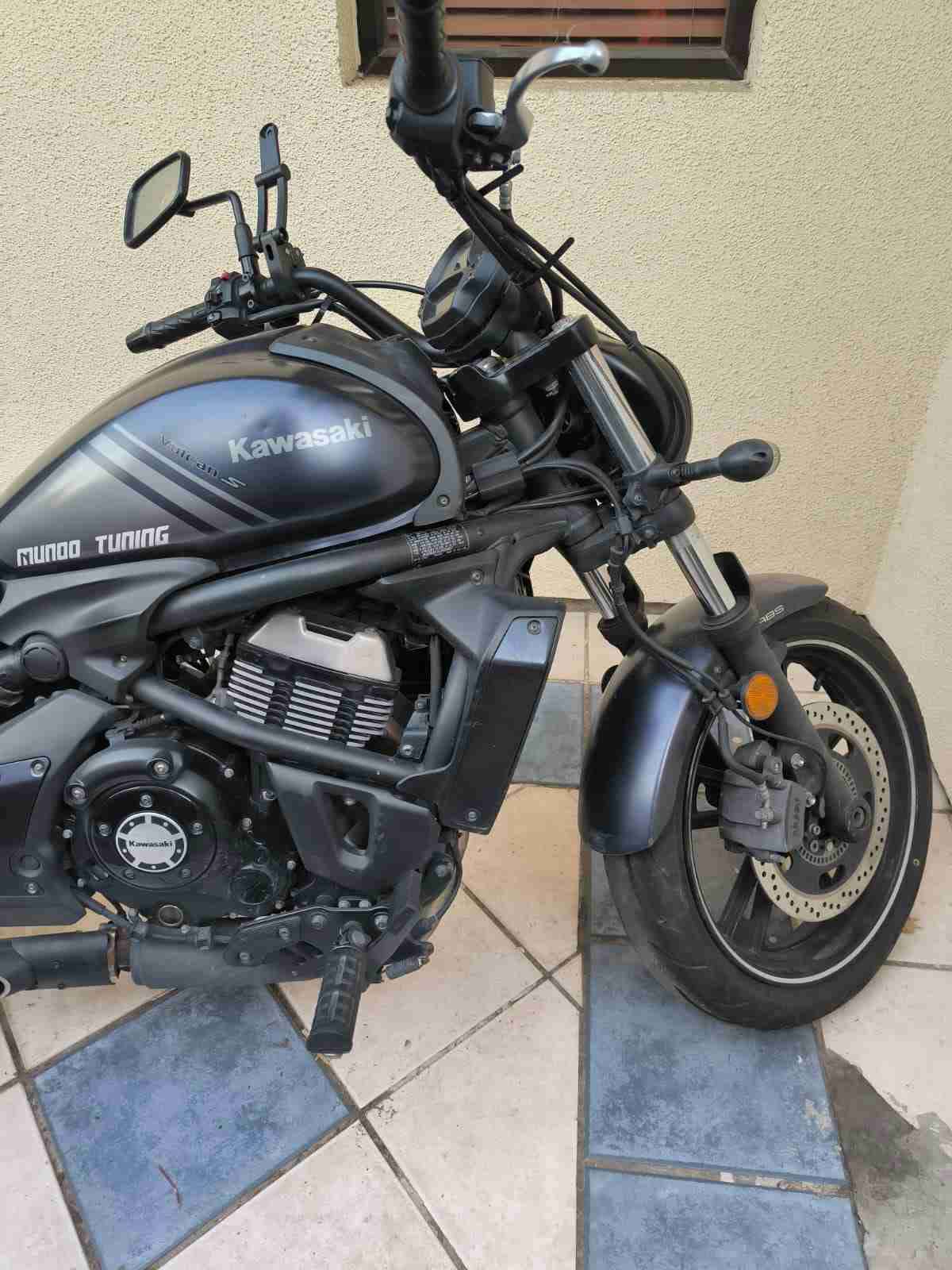Moto Kawasaki Vulcan negra - miniatura 3