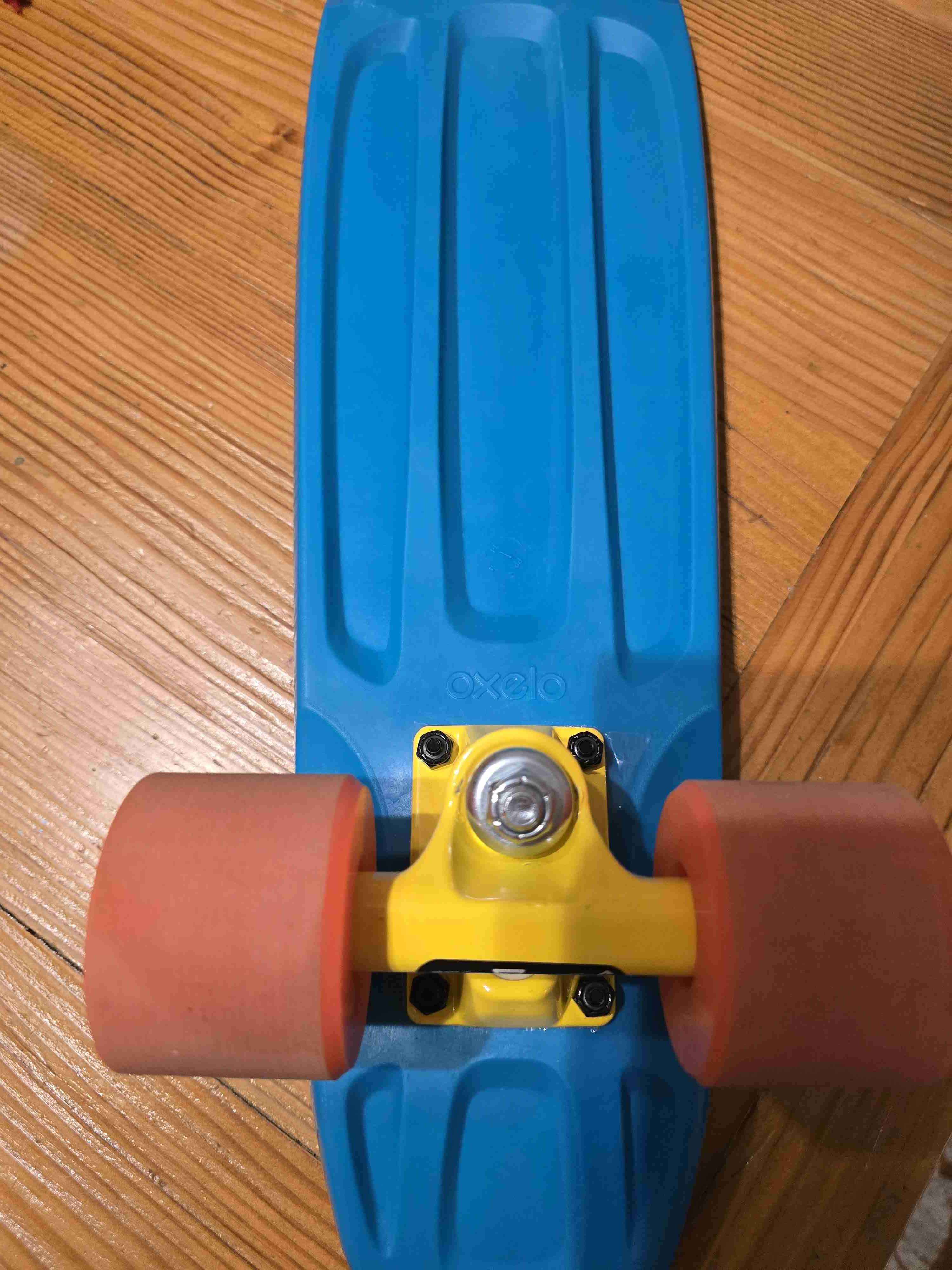 Skateboard azul con ruedas naranjas - miniatura 2