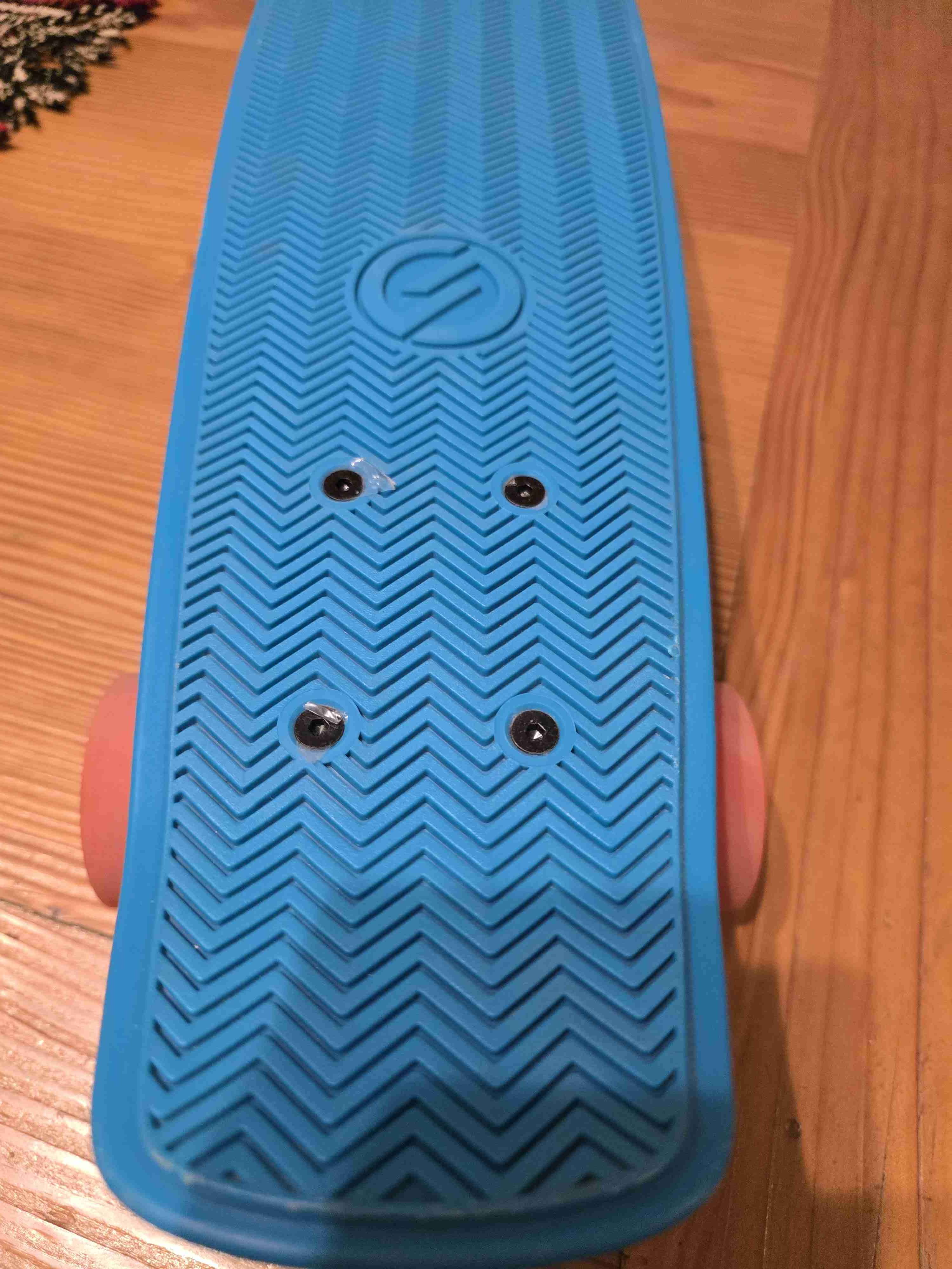 Skateboard azul con ruedas naranjas - miniatura 3