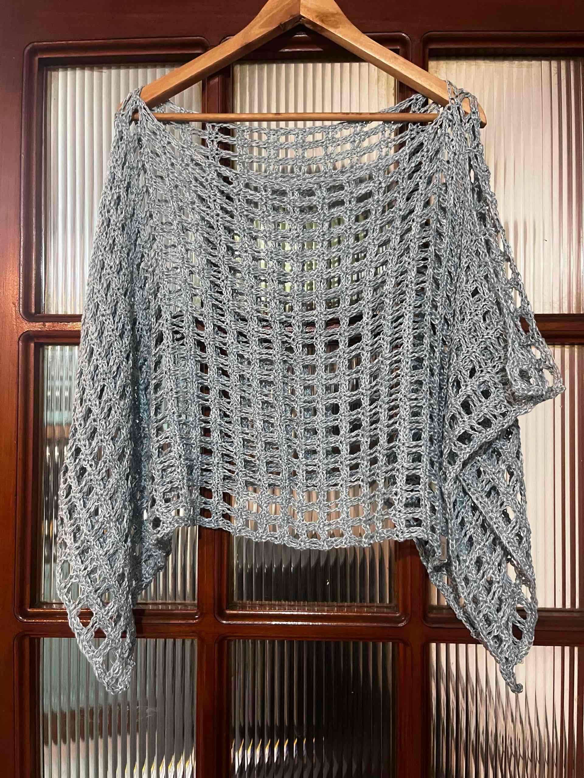 Poncho tejido calado celeste - miniatura 2