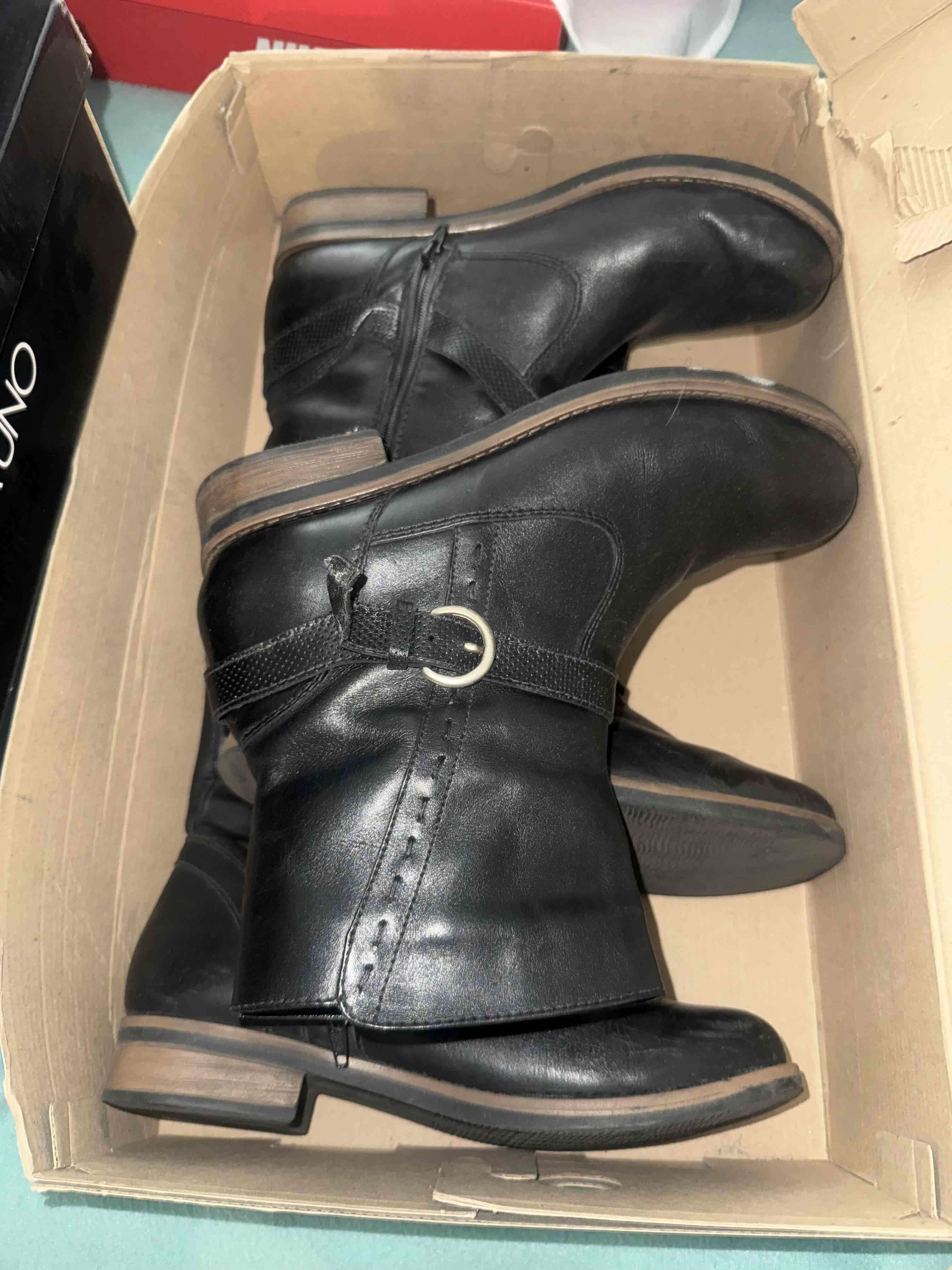 Botines de cuero negro