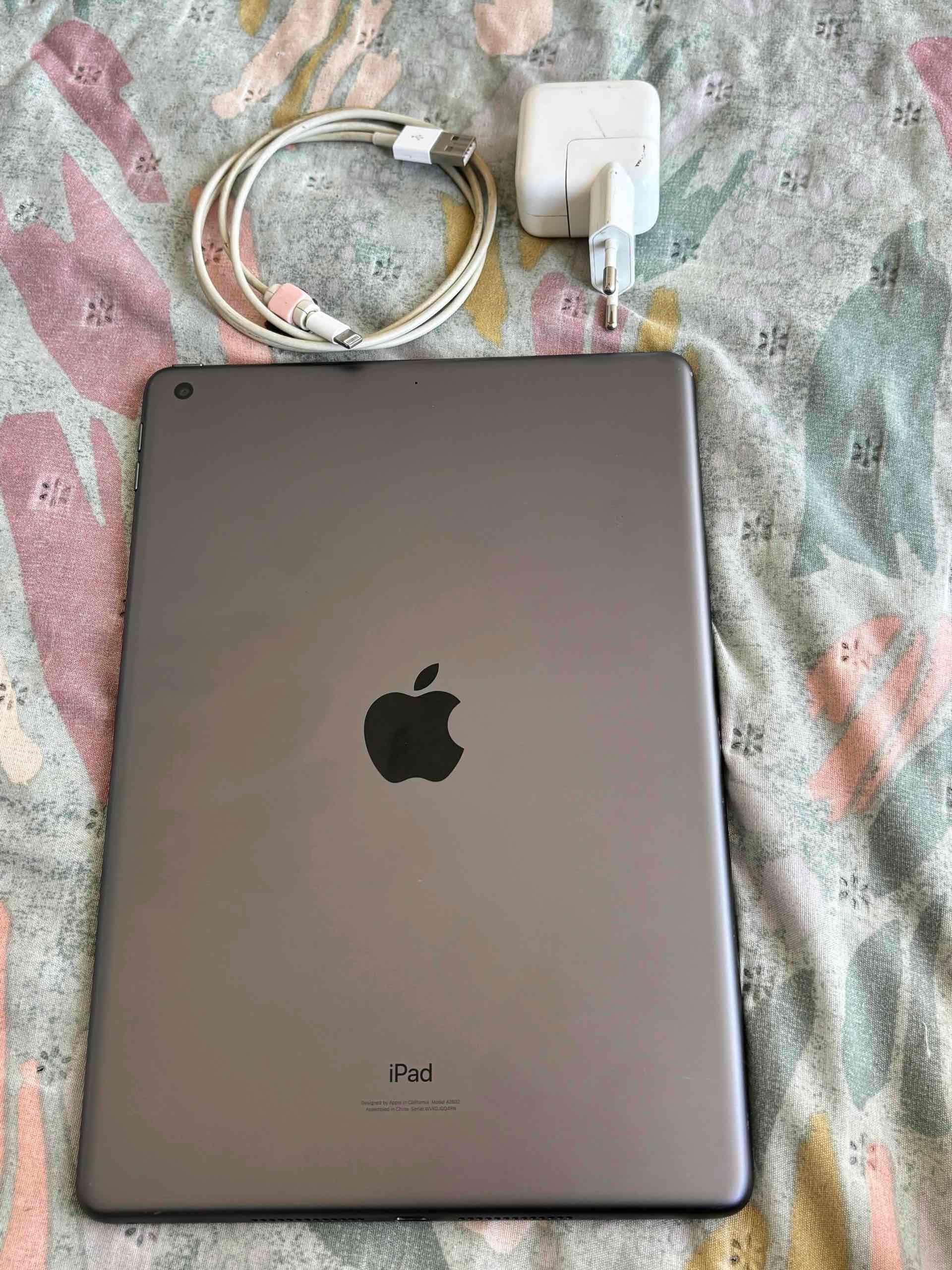 iPad 10.2 9na generacion con accesorios y cargador - miniatura 2