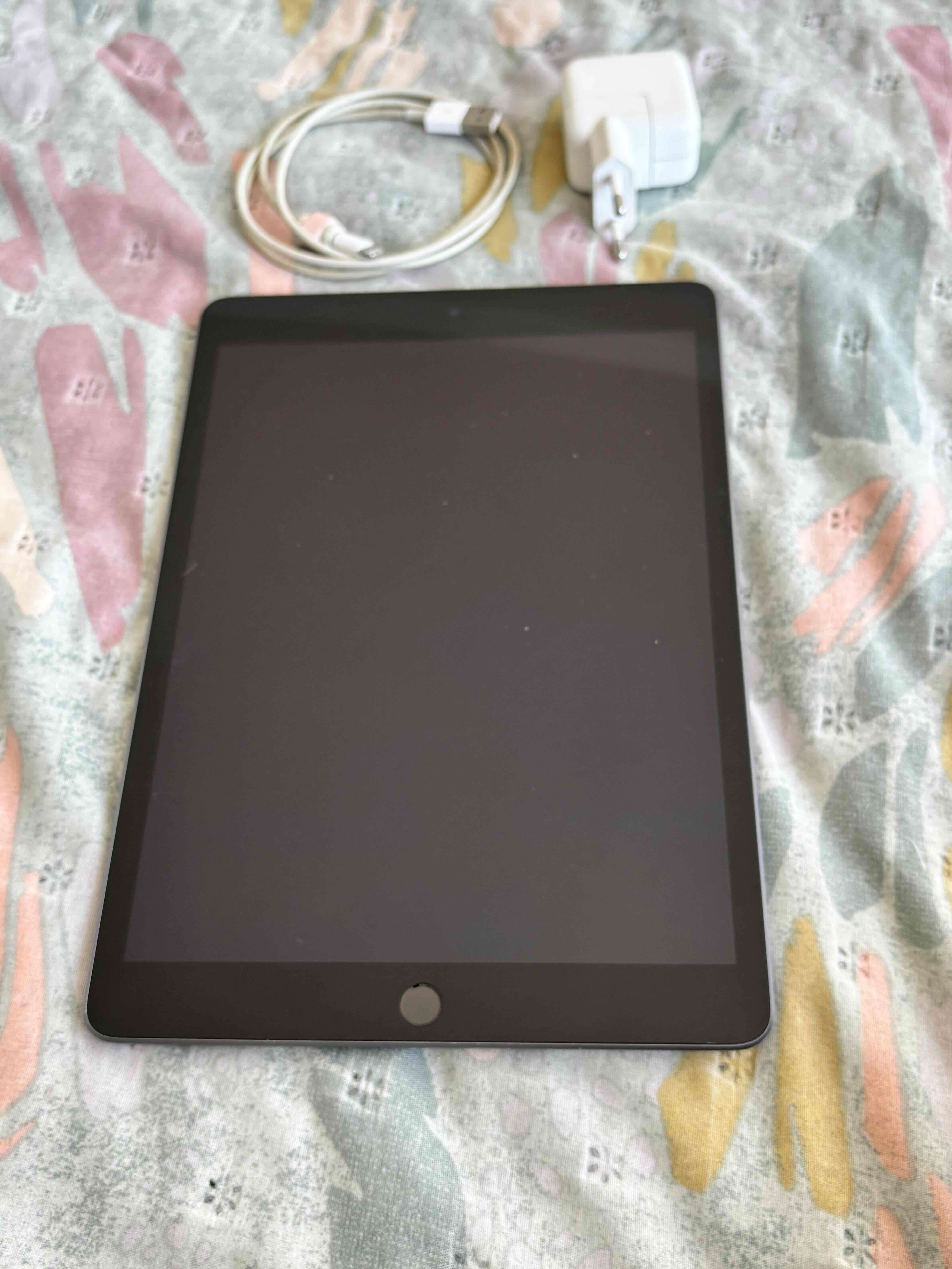 iPad 10.2 9na generacion con accesorios y cargador - miniatura 3