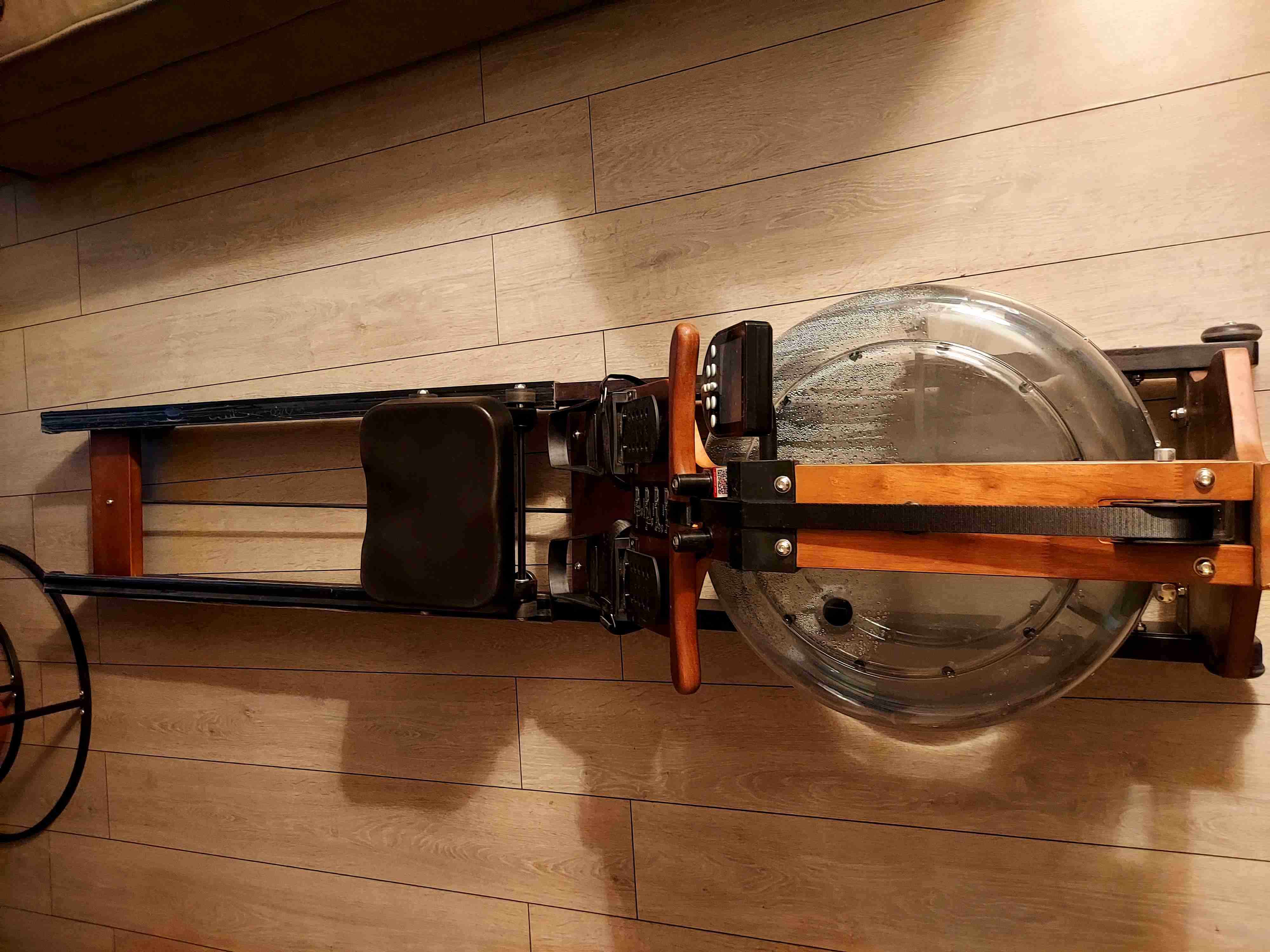 Máquina de remo de madera y agua